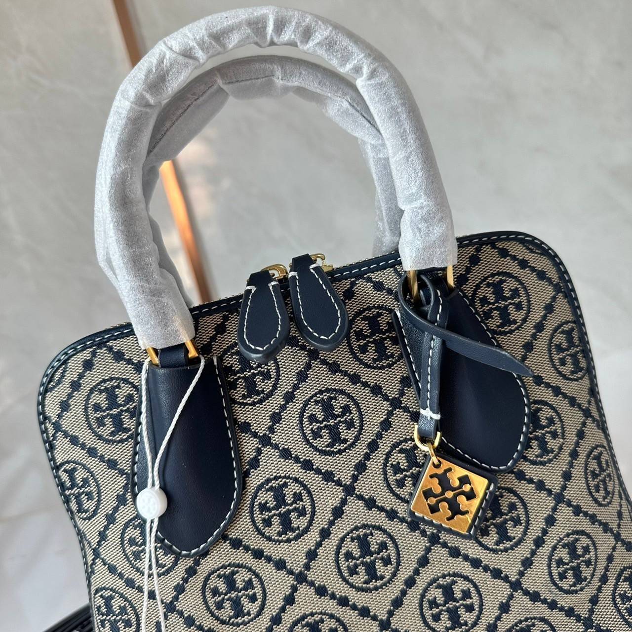 TORY BURCH MINI PEBBLED SWING BAG / Tory Mini Swing Bag in Pebbled Leather / T Monogram Jacquard Swing Bag กระเป๋าสะพาย คอลเลคชั่นใหม่ล่าสุดดีไซน์สุดคลาสสิก รูปทรงโดม