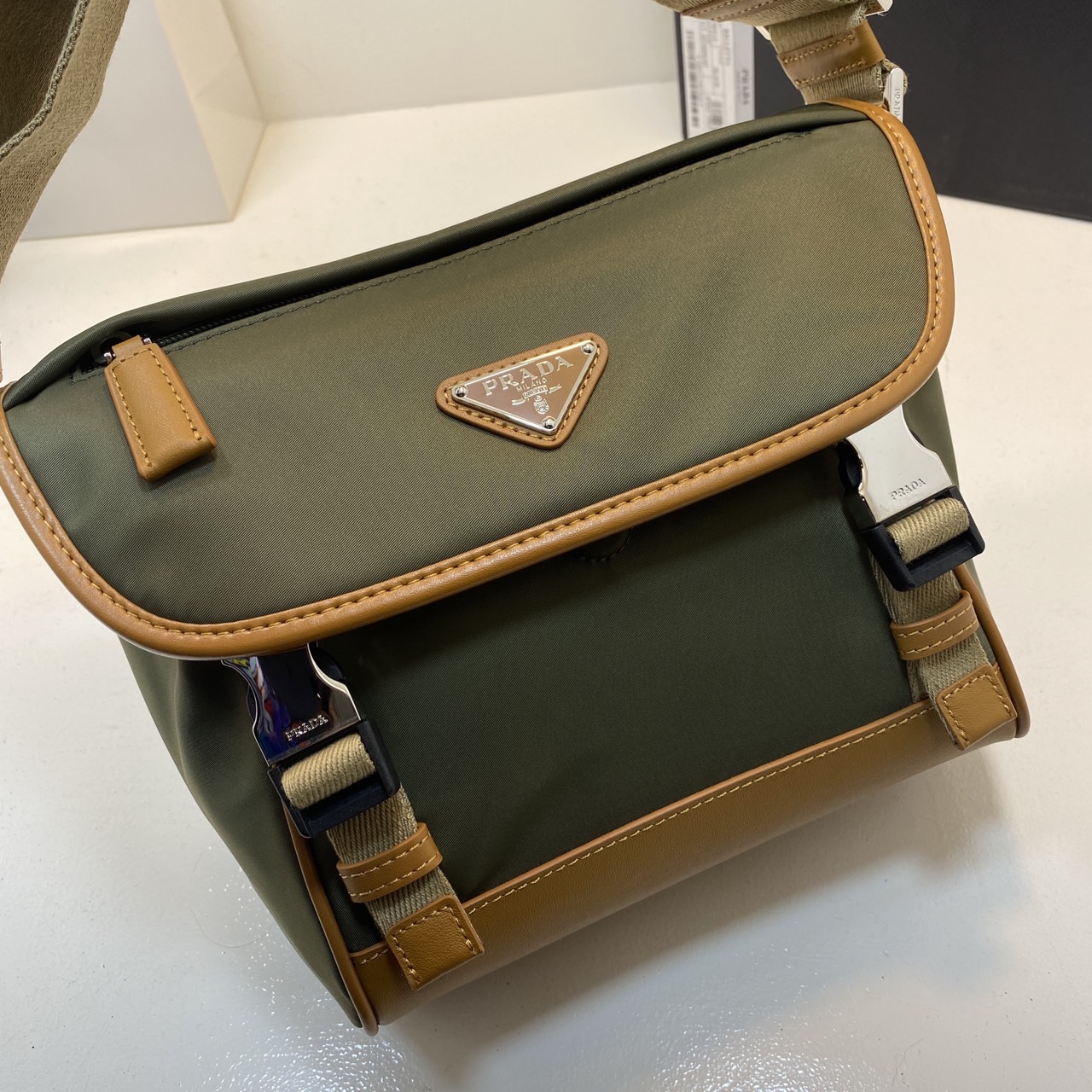 PRADA Re-Nylon and leather shoulder bag / PRADA Messenger Bag กระเป๋าสะพายคอมพลีทครีเอทลุคหล่อเท่ เกรดออริ สลับแท้ 1:1 ใช้งานต่างประเทศได้