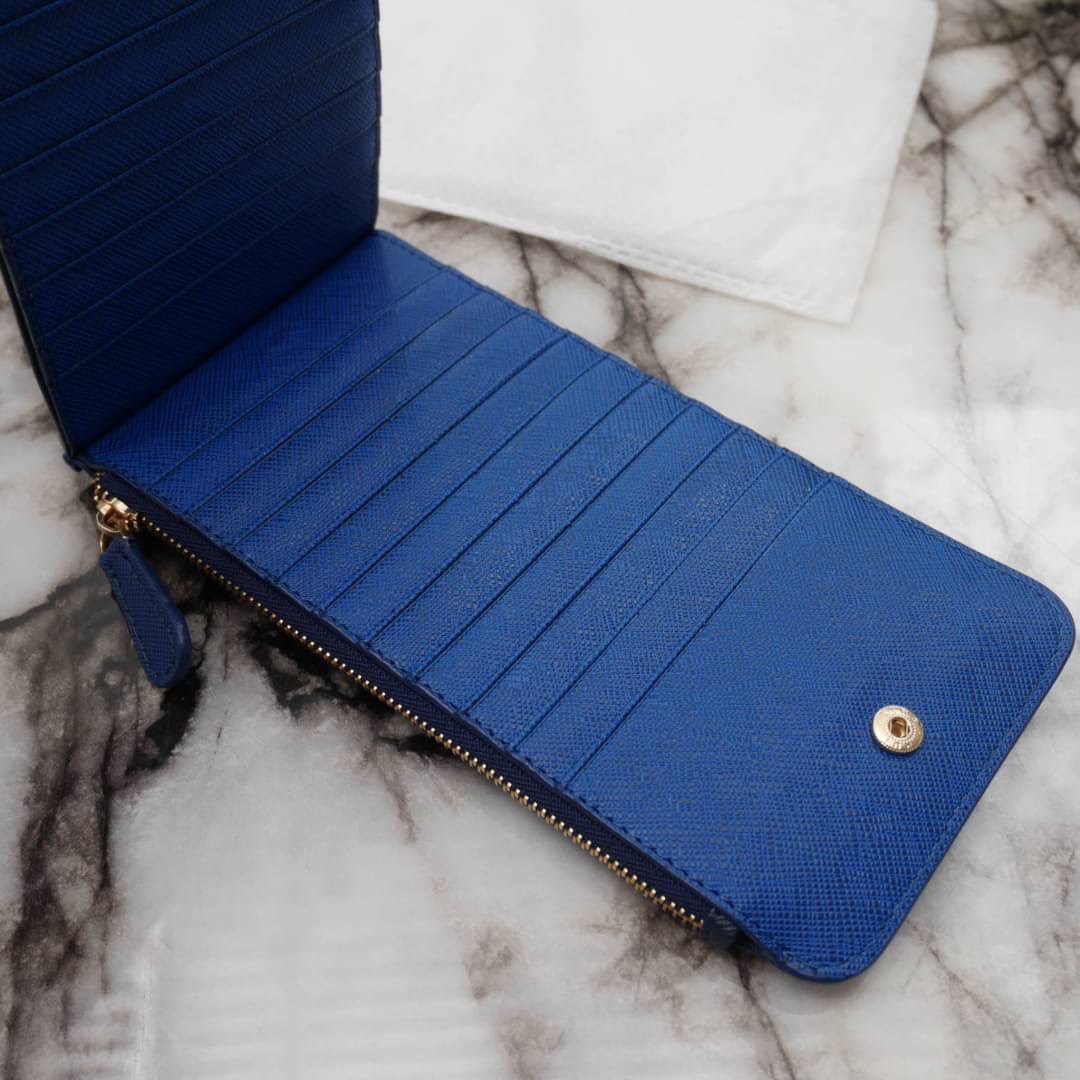 รุ่นขายดีเว่อร์วัง♡♡ PRADA LONG WALLET *สำหรับคนชอบใส่บัตรเยอะ แนะนำรุ่นนี้คะ กระเป๋าสตางค์ทรงสวย สะดุดตา หนังสัมผัส Safiano จากแบรนด์ PRADA มีช่องใส่นามบัตรมากถึง 16 ช่อง ด้านหน้ามีโลโก้แบรนด์สีทองหร