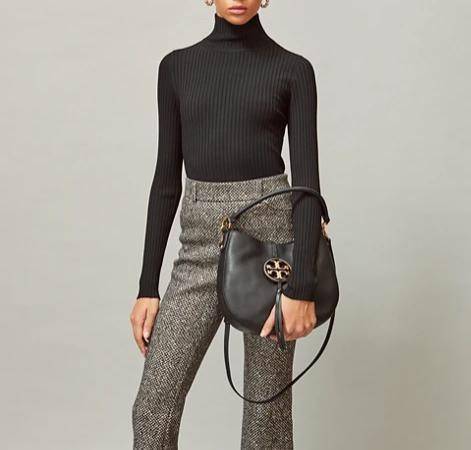 Tory burch miller metal-logo mini hobo bag มีกลิ่นอายสุดคลาสสิก ได้รับแรงบันดาลใจมาจากการขี่ม้า จึงได้ดีไซน์กระเป๋าออกมาในรูปแบบอานหลังม้าสุดเก๋ที่สามารถนำไปมิกซ์แอนด์แมทช์กับสไตล์การแต่งตัวได้หลายชนิด ไม่ว่าจะเป็นกับเดรสทรงยาวหรือกางเกงยีนแสนเท่ตัวโปรดขอ