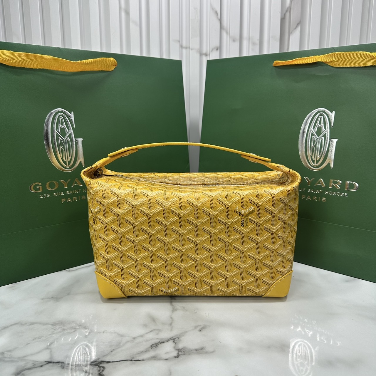 ORI หนังแท้ | Goyard Bowling 25 Toiletry Bag / Goyard Pouch กระเป๋าทรงพอช พร้อมสายถือจับถนัดมือใช้งานง่ายกะทัดรัด ตอบโจทย์ความเรียบง่ายแต่คลาสสิก ใช้ได้ทั้งชายหญิง หรูหรา ติดแกรมที่สุด เป็นรุ่นตามหา ที่ตอนนี้มีพร้อมส่งแล้วค่า