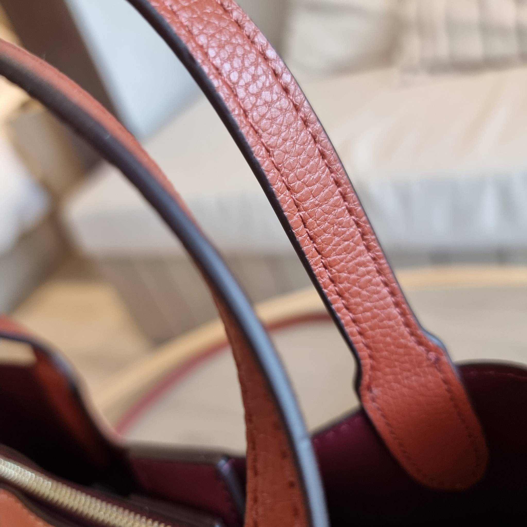 COACH C8561 C8869 WILLOW TOTE 24 IN COLOR BLOCK น้องสาวลุคลูกคุณมาแล้วจ้า กระเป๋าถือ/สะพาย ดีไซน์คัลเลอร์บล็อค ลงตัว เรียบหรู ใบจริงคือผู้ดี๊ผู้ดี ใช่ได้ทุกๆโอกาส วัสดุหนัง pepble อยู่ทรง เปิดปิดด้วยตัวบิดล็อค และอีกฝั่งเป็นกระดุมแม่เหล็ก ภายในโล่งกว้าง ใ