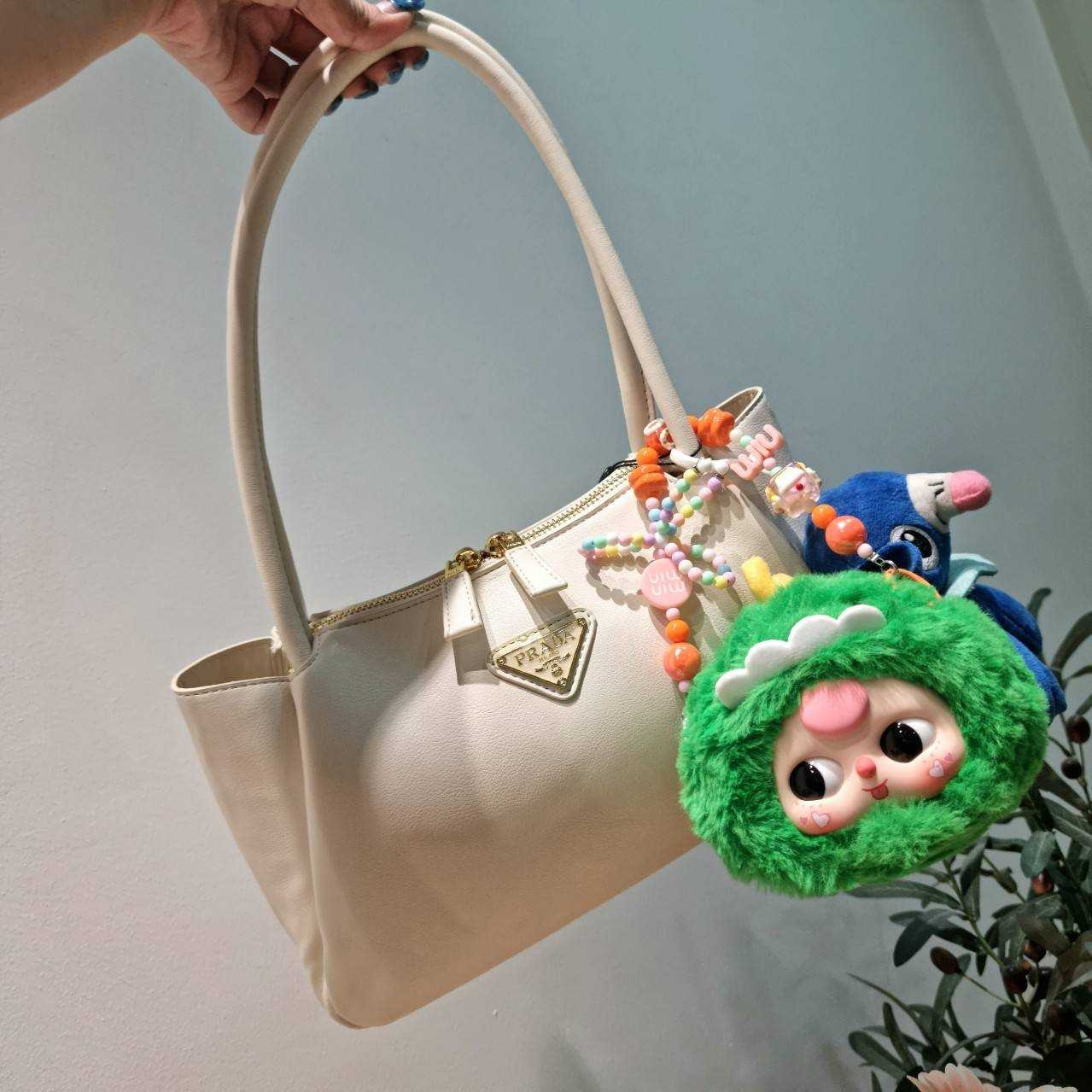 PRADA MEDIUM LEATHER HANDBAG กระเป๋าสะพายไหล่ดีไซน์เก๋และมาแรงมาก สาวๆหนุ่มๆติดแกลมต้องไม่พลาด สวยดูแพง เกรดวีไอพี ไฮเอน 1:1 ใช้งานต่างประเทศได้