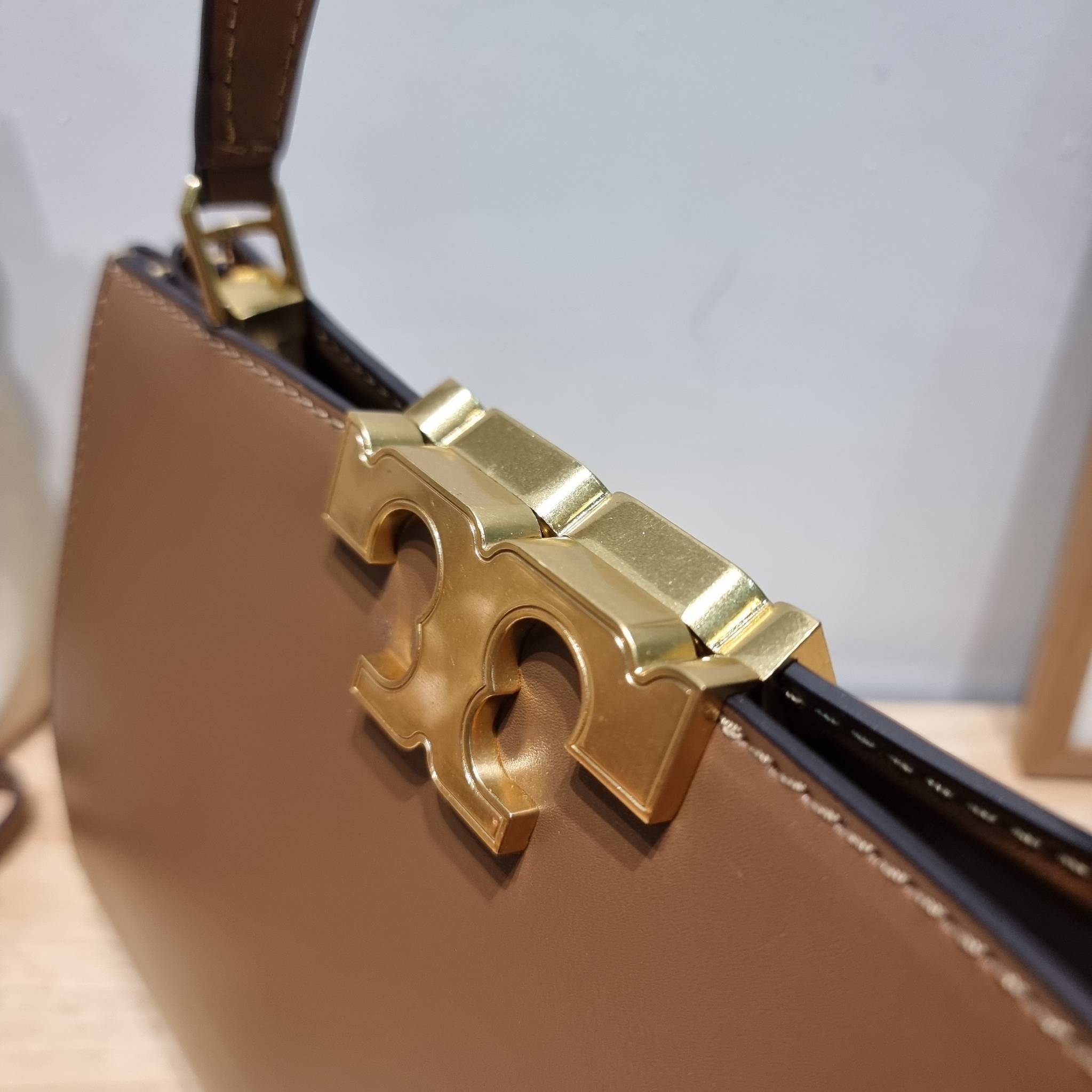 TORY BURCH ELEANOR SPAZZOLATO SATCHEL ใหม่และดูดีเกินต้าน กับกระเป๋าถือทรงสวย ใบใหญ่ ดีไซน์ผู้ดีเรียบหรู ถือขับผิวไปเลยทุกสี สวยคม มาพร้อมหูจับในตัว