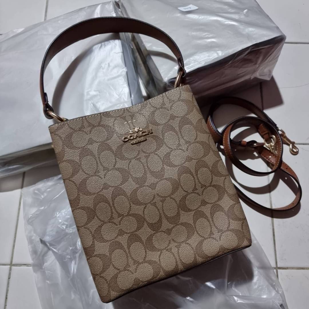 COACH 2312 SMALL TOWN BUCKET BAG IN SIGNATURE CANVAS รุ่นยอดนิยมใบเล็กมาครบสีแล้วจ้า กระเป๋าทรงบัคเก็ต สีผู้ดี๊ผู้ดี ตัวกระเป๋าดีไซน์คลาสสิคลายซี ดูโดดเด่น วัสดุหนังแคนวาสเคลือบลาย สวยคมทุกมุมจริงๆ!! เปิด-ปิดด้วยกระดุมแม่เหล็กทั้ง 2 ฝั่ง ภายในเป็นช่องโล่ง