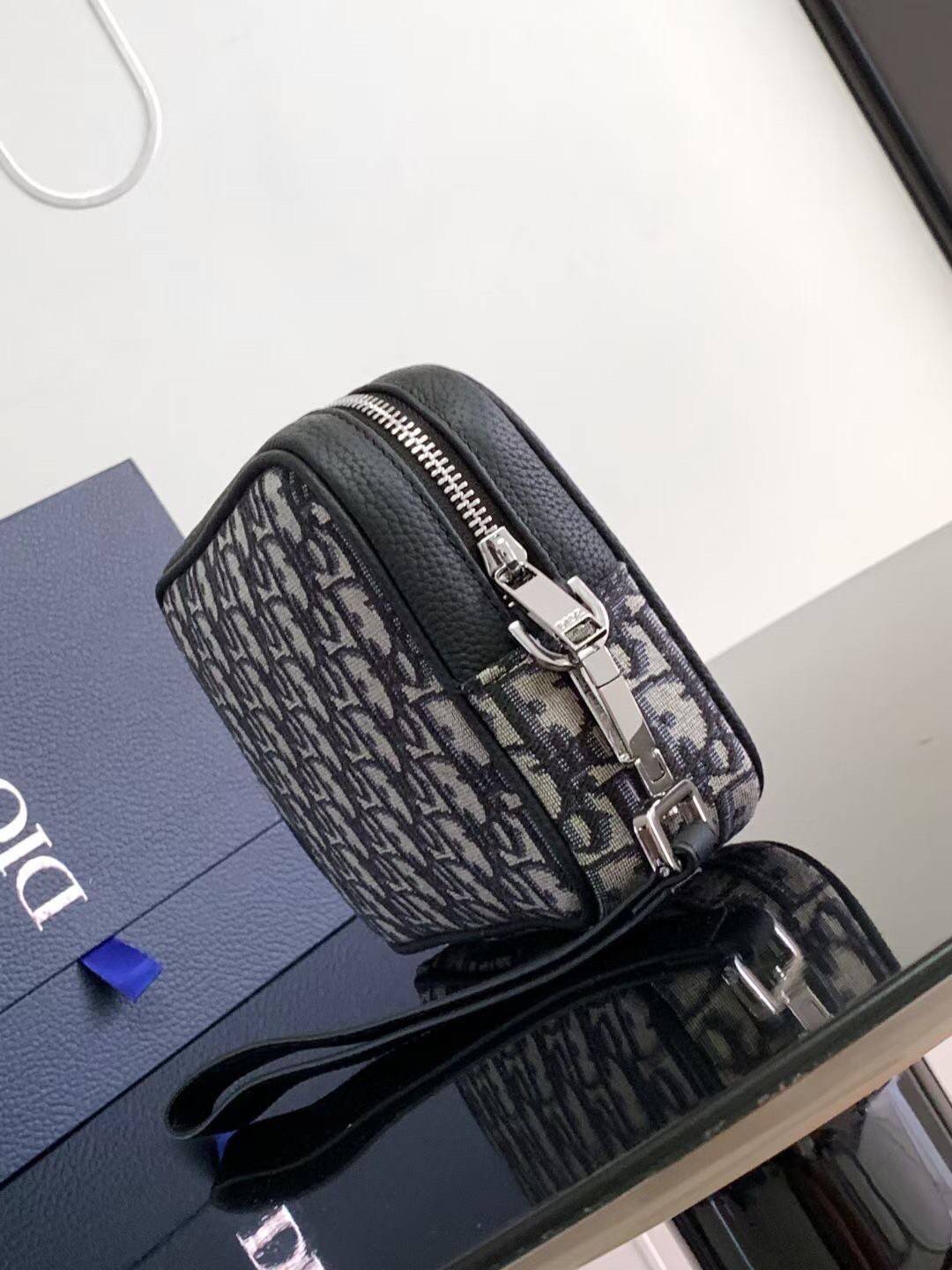 DIOR TOILETRY BAG Oblique Jacquard / Dior Toiletry Handbag พร้อมส่ง กระเป๋าถือมีสายคล้องมือ สวยหรูหราเป็นเอกลักษณ์แบรนด์ **สินค้าเกรดท็อปออริจินอล 1:1 สลับแท้ เกรดดีสุด ใช้งานต่างประเทศได้