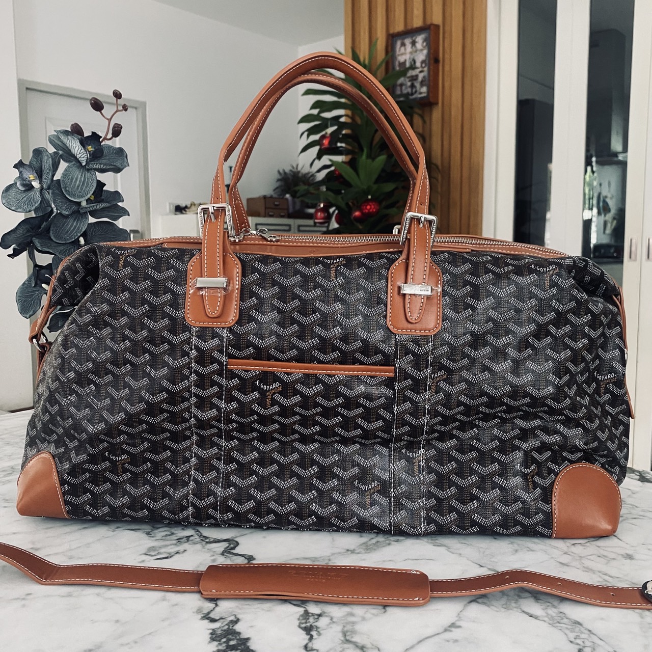 Goyard Boeing Travel 55 Duffle Bag กระเป๋าเดินทางใบใหญ่ ดีไซน์สวยคลาสสิกเป็นเอกลักษณ์ ไอเท็มที่จะทำให้การเดินทางไม่ธรรมดาอีกต่อไป ด้วยดีเทลความเป็นเอกลักษณ์ เรียบแต่หรู ภายในจุของได้เยอะมาก