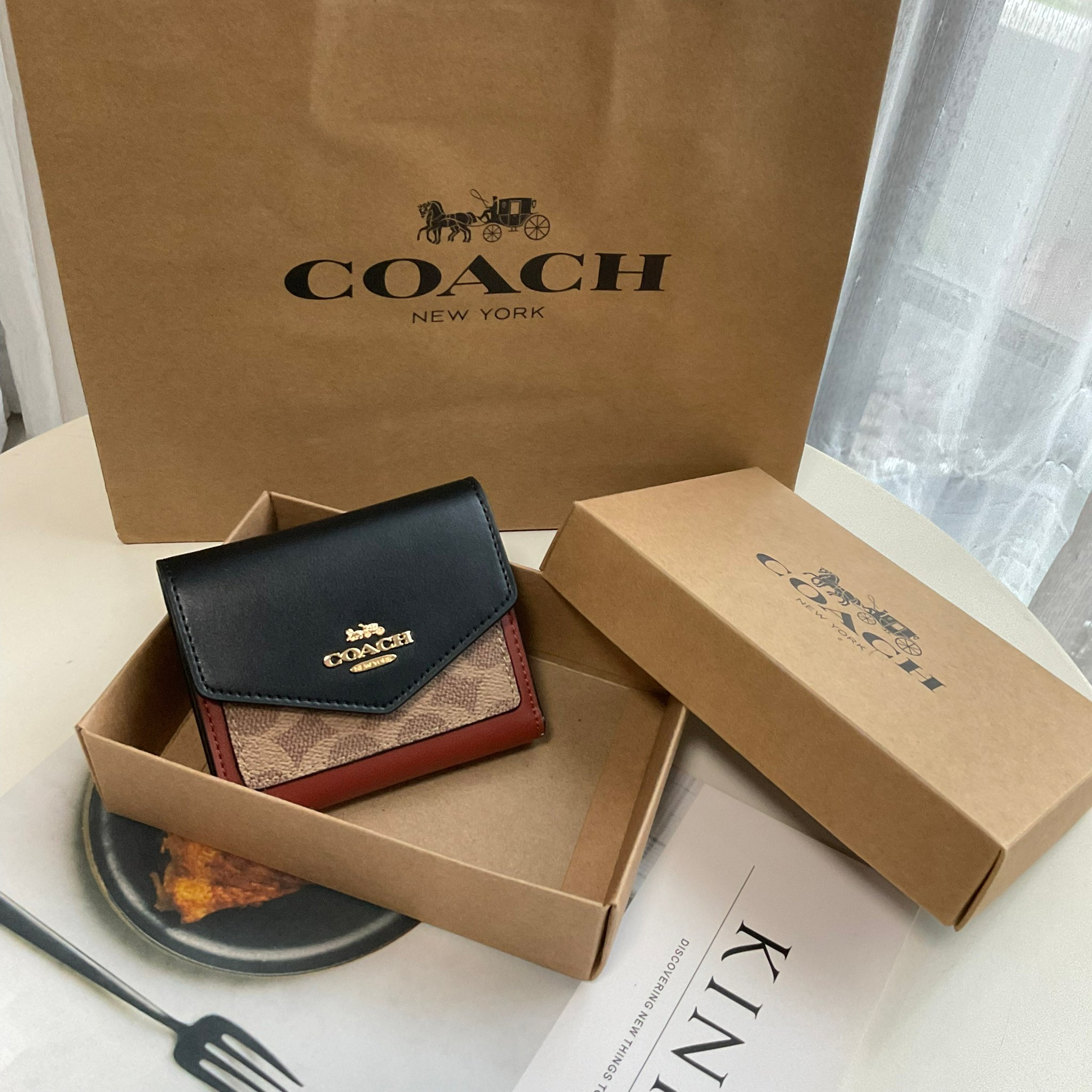 COACH SMALL WALLET IN SIGNATURE CANVAS กระเป๋าสตางค์ใบสั้น แบบพับสองตอน หน้าจดหมาย เปิดปิดด้วยกระดุมปั้มแบรนด์ ด้านในมีช่องใส่บัตรหลายช่อง และช่องใส่ธนบัตร ด้านหลังมีช่องซิปเหรียญอีกหนึ่งช่อง น้ำหนักเบา พกพาสะดวก มีให้เลือกหลายสี ห้ามพลาดค่ะ!