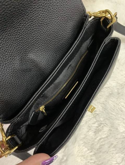 TORY BURCH KIRA MIXED-MATERIALS TOP-HANDLE SATCHEL กระเป๋าสะพายข้าง วัสดุหนังแกะสังเคราะห์ อะไหล่ทอง ด้านหน้าประดับโลโก้แบรนด์ ตกแต่งสายโซ่ห้อยสีทอง (สามารถถอดออกได้) เปิด-ปิดด้วยตัวล็อคหมุน ภายในโล่งกว้าง ซับในบุผ้าลายแบรนด์ แบ่งออกเป็น 3 ช่องใหญ่ พร้อมช