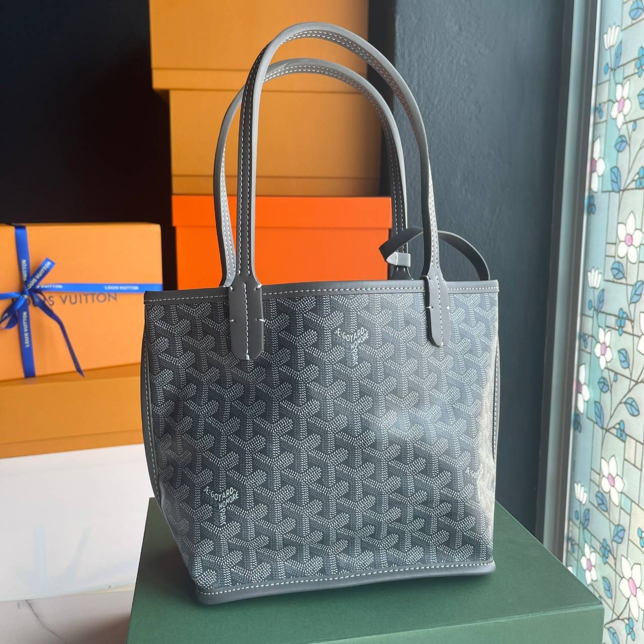 ori GOYARD saint louis mini tote reversible bag / GOYARD ANJOU TOTE MINI กระเป๋าทรงโท้ตมินิ ใช้ได้สองด้านเป็นหนังแท้เกรดดีทั้งใบ ทำให้การใช้งานได้ทนทานกว่า พิมพ์ลายคมชัด ขนาดกำลังน่ารัก ภายในโล่งกว้าง ใส่ของได้เยอะพอสมควรเลยค่ะ ดีไซน์ทรงสวยน่าใช้ แค่ถ