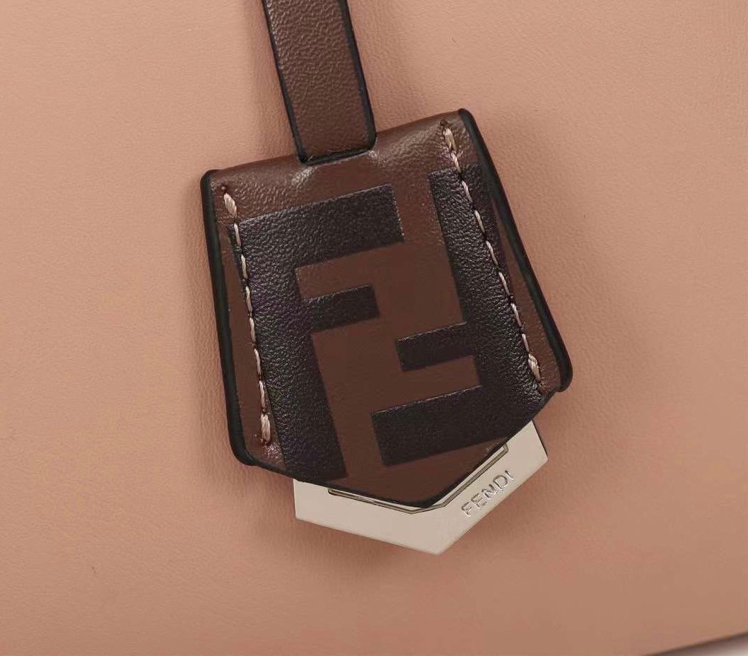 FENDI by the way small เกรดออริจินอล กระเป๋าถือ/สะพายข้างทรงหมอน รุ่นตามหา วัสดุหนังสวย มาพร้อมสายสะพายถอดออกได้ ใช้วันไหนๆกับชุดไหนๆได้หมดเลยทีเดียว อีกหนึ่งรุ่นที่ต้องแนะนำนะคะ