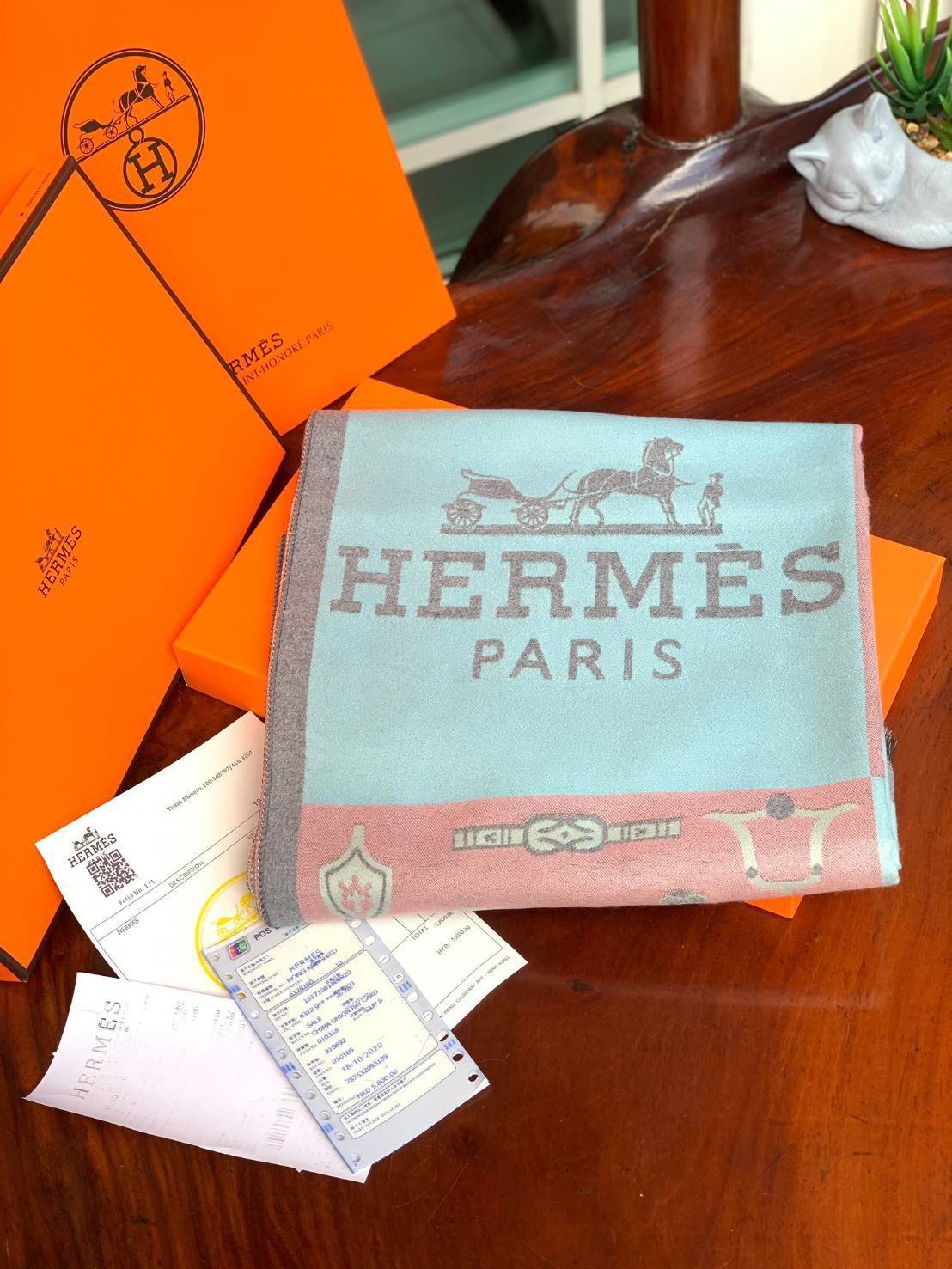Hermes Paris Women’s Scarves Accessories Scarf ผ้าคลุมไหล่ผืนใหญ่ สวยหรูตาสแบบฉบับจากHermes ถักทอด้วยผ้าcashmere ผ้าเนื้อดี สัมผัสนุ่มมือ ทอลายในตัว สีสันและลายคมชัด ผืนใหญ่ ให้ความอบอุ่น มาเป็นเซ็ทของขวัญ เพื่อมอบเป็นของขวัญชิ้นดีแทนความรู้สึกดีๆให้กับที