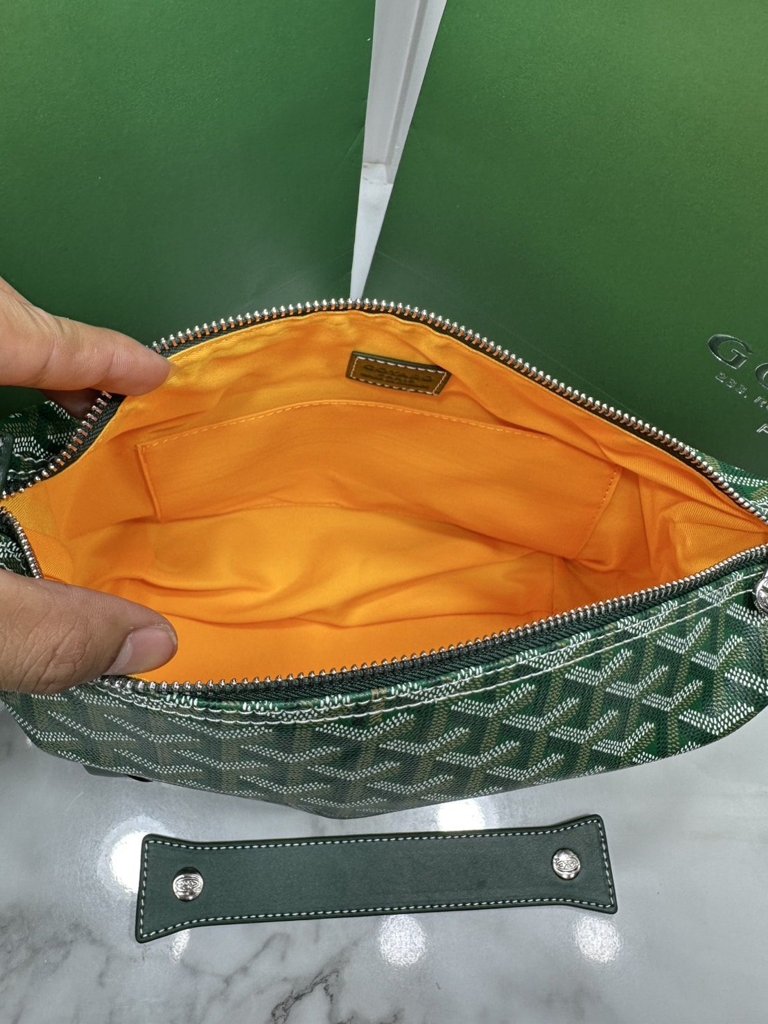 ORI หนังแท้ | Goyard Bowling 25 Toiletry Bag / Goyard Pouch กระเป๋าทรงพอช พร้อมสายถือจับถนัดมือใช้งานง่ายกะทัดรัด ตอบโจทย์ความเรียบง่ายแต่คลาสสิก ใช้ได้ทั้งชายหญิง หรูหรา ติดแกรมที่สุด เป็นรุ่นตามหา ที่ตอนนี้มีพร้อมส่งแล้วค่า