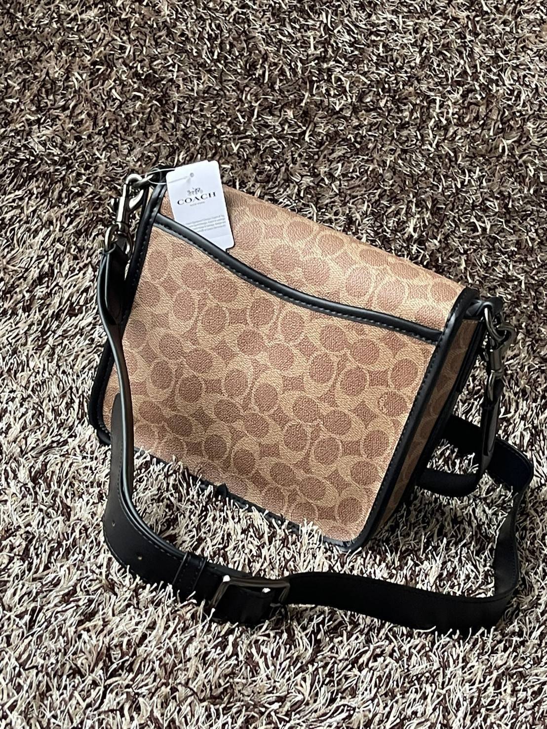 Coach Frankie Crossbody In Signature Canvas Leather Bag Sling CD877 กระเป๋าสไตล์แฮนด์ฟรีที่จัดระเบียบอย่างดีสำหรับการเดินทางหรือที่ทำงาน Frankie Crossbody ขนาดกะทัดรัดถือทุกสิ่งที่จำเป็นด้วยพื้นที่สำหรับโทรศัพท์ กระเป๋าสตางค์ กุญแจและอีกมากมาย ผลิตจากผ้าแ