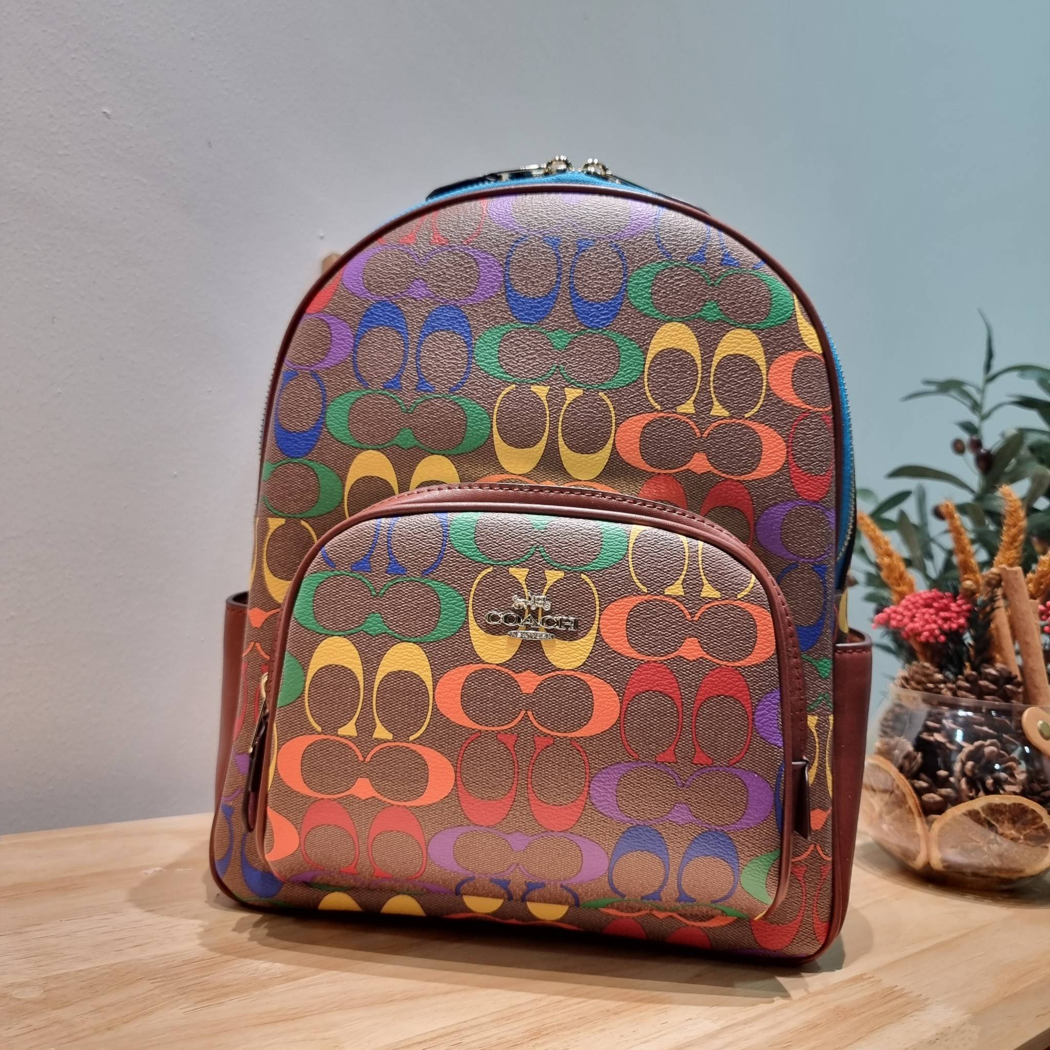 Coach Court Backpack In Rainbow Signature Canvas CA140 กระเป๋าเป้ต้องมาแล้ว ช่วงส่งท้ายปี เทศกาลที่ใครๆก็ไปเที่ยว ใบนี้ตอบโจทย์แน่นอน โดดเด่นด้วยลวดลายสีรุ้ง วัสดุหนังแคนวาส มีช่องซิปให้เลือกใส่ได้มากมาย แย่งสัดส่วนไว้เป็นอย่างดี ด้านหลังบุนวมซอฟท์หลังเวล