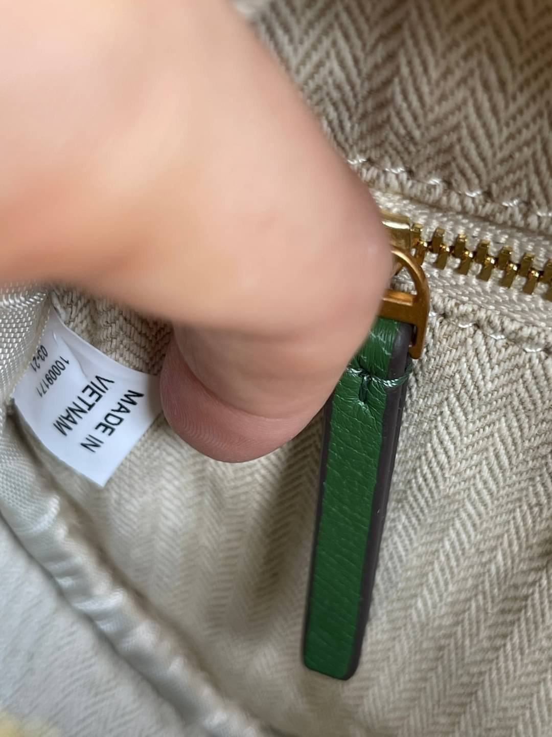 Tory burch Kira Cheron Circle Crossbody กระเป๋าสะพายคาดลำตัวรุ่นนี้โดดเด่นด้วยรูปทรงกลมสุดชิค ขนาดกะทัดรัด พร้อมด้วยหนังกระเป๋าที่ทำจากหนังแท้คุณภาพดี เพราะ Kira Chevron เป็นรุ่นที่ตอบโจทย์และครองใจสาว ๆ ได้อย่างแท้จริง เนื่องจากมีดีไซน์เรียบหรู โดยทางแบร