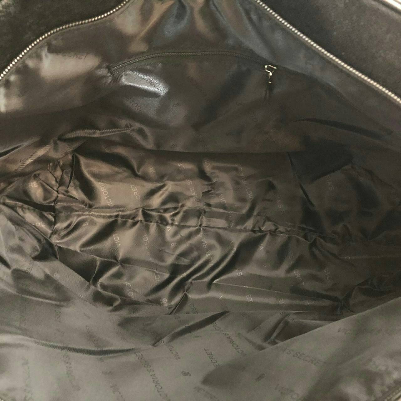 Victoria’s Secret Tote Bag 2019 กระเป๋าถือหรือสะพายลายหนังคาเวียร์ สวยด้านหน้าประดับด้วยโลโก้ ตัวกระเป๋าแต่งด้วยลายปักสวยเก๋ ปากกระเป๋าเปิดปิดด้วยซิปสะดวกใช้ ภายในมีช่องโล่งและช่องเล็กไว้แบ่งเก็บของ ใส่หนังสือ เอกสาร A4 Notebook ipad กระเป๋าสตางค์ ของใช้ไ