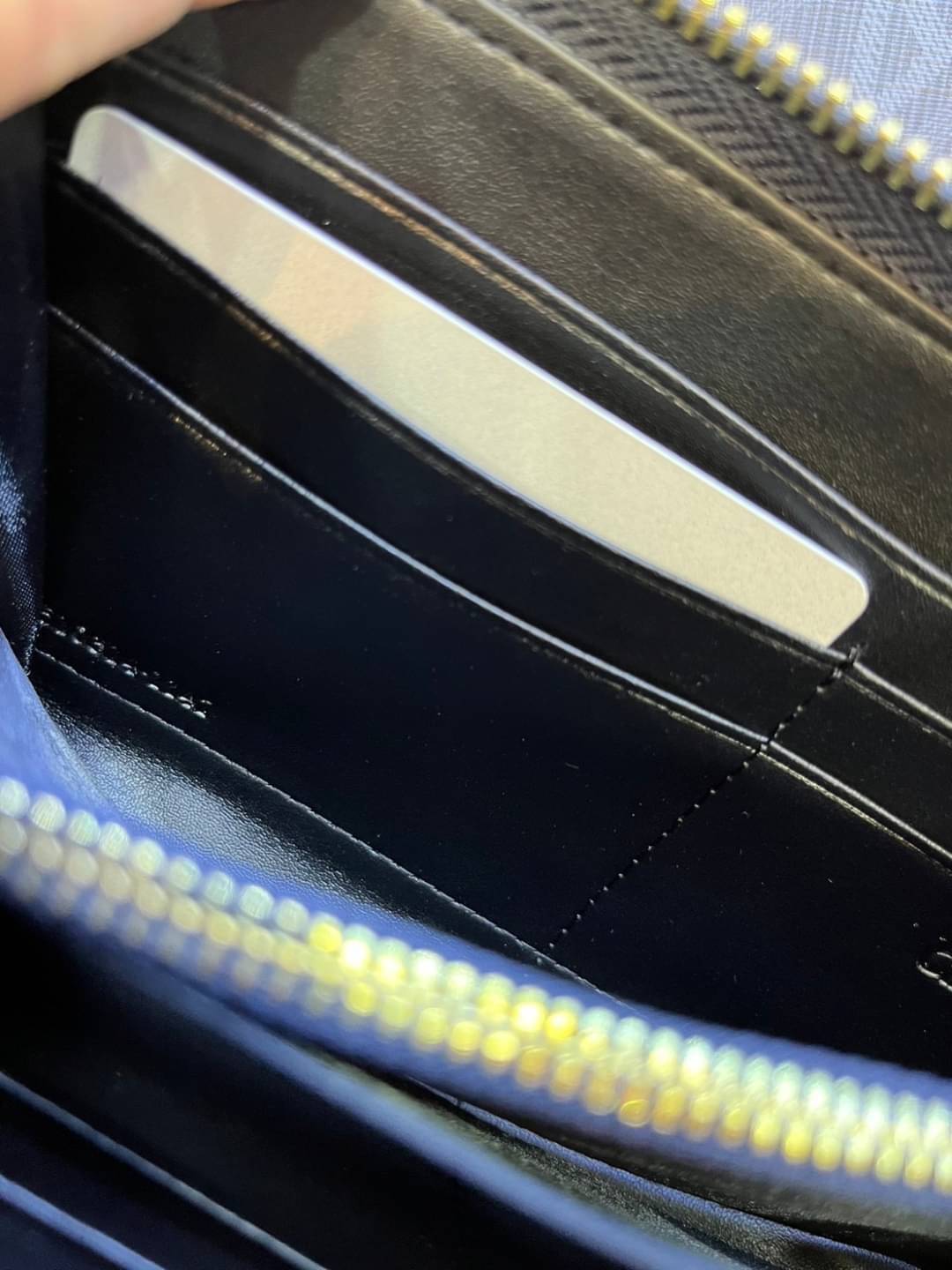 DIOR long wallet zipped กระเป๋าสตางค์ใบยาวซิปรอบ ไอเท็มสุดฮิต ติดทุกกระแส แรงไม่เคยตก รุ่น unisex สีไหนใครๆก็ใช้ได้หมด ❤️ ใบยาวขนาดกำลังเหมาะมือ