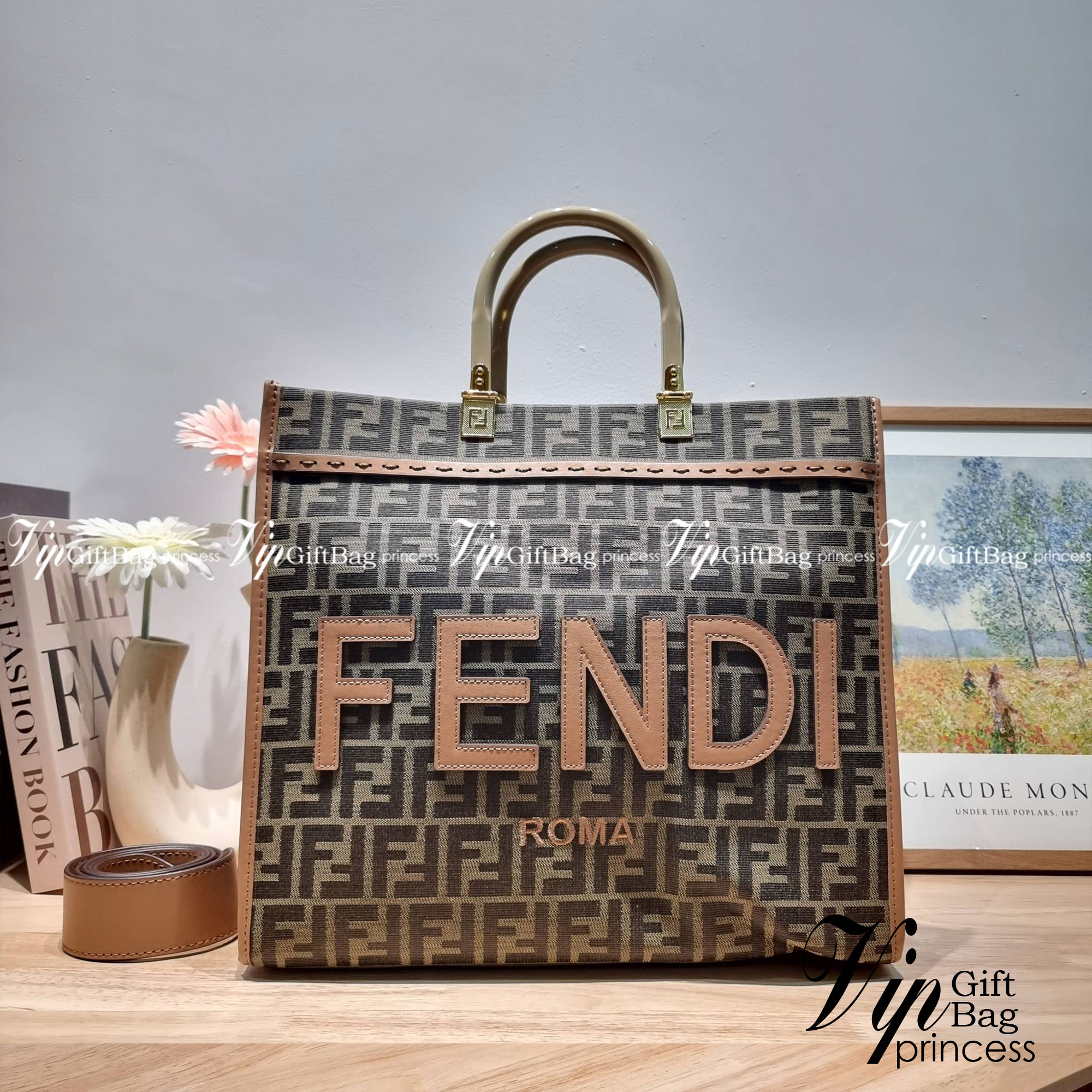 FENDI SHOPPING TOTE BAG / FENDI TOTE BAG กระเป๋าถือ/สะพายไหล่ ทรงสวย หรู ดูโดดเด่น ดีไซน์ทันสมัย วัสดุผ้าท็อปแคนวาสปั๊มลายแบรนด์รอบใบ ภายในโล่งกว้างมาก มาพร้อมหูจับในตัวและสายสะพายไหล่ ใช้งานได้ 2IN1