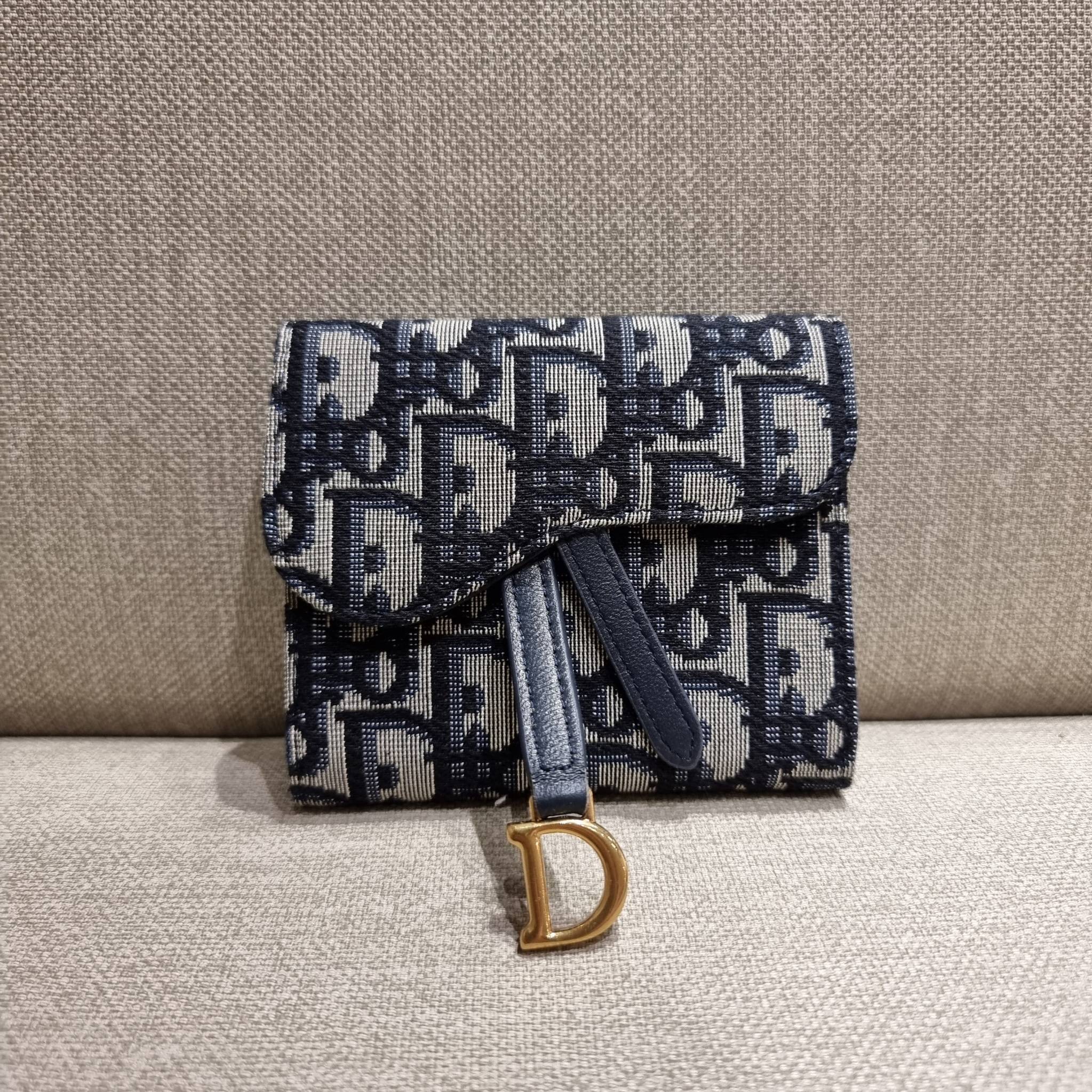 VIP 】CD MULTI WALLET WITH GWP กระเป๋าสตางค์ขนาดเหมาะมือ กะทัดรัดไม่กินพื้นที่ พรีเมี่ยมกิ๊ฟจากเคาน์เตอร์ ดีไซน์แบบพับ ใช้งานง่าย สวยน่ารักน่าใช้ตรงโลโก้ห้อย วัสดุผ้าแคนวาสปักลาย สลับหนังแท้ภายใน ภายในมีช่องใส่บัตร ใส่ธนบัตรได้ สะดวกใช้มากๆ มาพร้อม box set