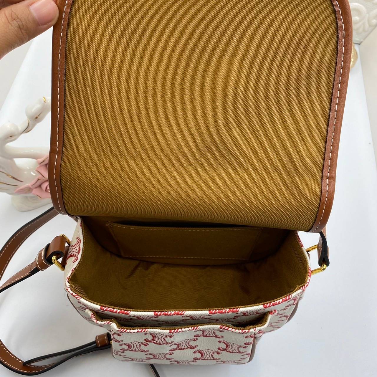 VIP GIFT 】หนังแท้ Celine Women Medium Folco Bag in Triomphe Canvas and Calfskin หากใครที่กำลังมองหากระเป๋าสะพายข้าง ขนาดกะทัดรัด และเรียบหรู ต้องใบนี้เลยค่ะ เป็นกระเป๋าเปิดปิดแบบแบบฝาผับที่มีรูปทรงโค้งและที่ล็อกรูปทรงคล้ายเข็มขัด อีกทั้งยังสะท้อนความสวยสไ