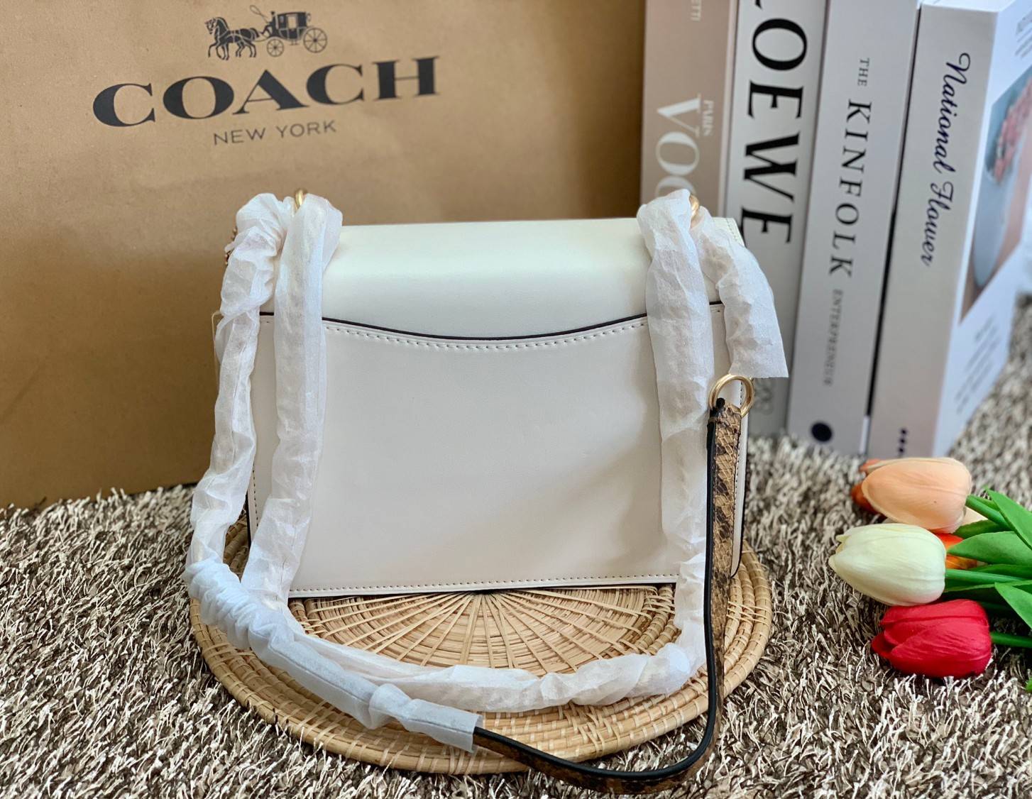 พร้อมส่งถึง8สี ห้ามพลาดค่ะ! COACH KLARE CROSSBODY BAG ((91019//91174//90400//1424//90635)) พร้อมส่งที่ไทย กระเป๋าสะพายครอสบอดี้ร์หรือสามารถทบเป็นสายคู่คล้องไหล่ได้ด้วยค่ะ หนังแท้ แต่ละสีทำลายหนังได้สวยงามแตกต่างกันออกไปนะคะ ✔️ห้อยด้วยป้ายแบรนด์แบบโ