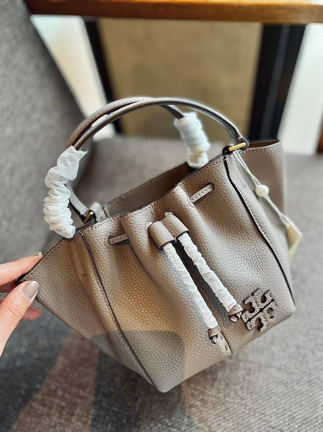 TORY BURCH MCGRAW DRAGONFLY MINI SATCHEL ((90474)) พร้อมส่งที่ไทย แนะนำต้องมีติดตัว สวยมากๆ! กระเป๋าหิ้วหรือสะพายข้างได้ หนังแกะนิ่มสวย อย่างดีเลยค่ะ ดีเทลด้านหน้าแบบหูรูด ปากกระเป๋าเปิดปิดแบบกระดุมแปลก ภายในโล่งกว้าง ใส่ของได้ครบครันหายห่วงค่ะ; มีช่องให้