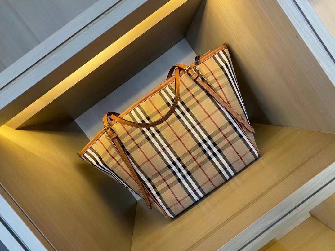 พรีเมี่ยมกิ๊ฟแท้ 100% 】BURBERRY TOTE VINTAGE BAG VIP GIFT WITH PURCHASE (GWP) พรีเมี่ยมกิ๊ฟ Limited Edition จากBURBERRY วัสดุหนังCANVASสลับหนัง เปิดปิดด้วยกระดุมแม่เหล็ก ภายในมีช่องใส่ของโล่งกว้าง