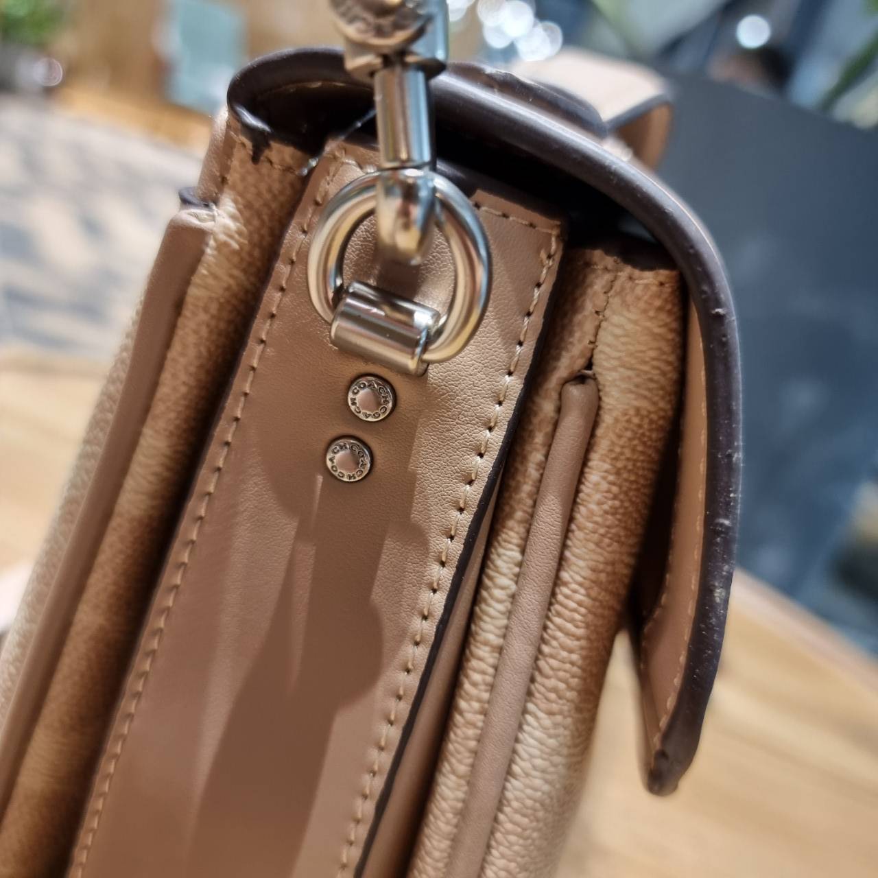 COACH 68349 CASSIE CROSSBODY IN SIGNATURE CANVAS เรียบหรู ดูดี ก็ต้องไอเท็มนี้ไม่อยากให้พลาด!! พาสเทลละมุนมากๆ สะพายแล้วดูแพงมากๆ สวยเลิศ กระเป๋าถือ/สะพายข้าง วัสดุหนังแคนวาสสลับหนังแท้ เปิด-ปิดด้วยตัวบิดล็อคแน่นหนา ภายในแบ่งสัดส่วนอย่างดี ใส่ของได้ครบสบา