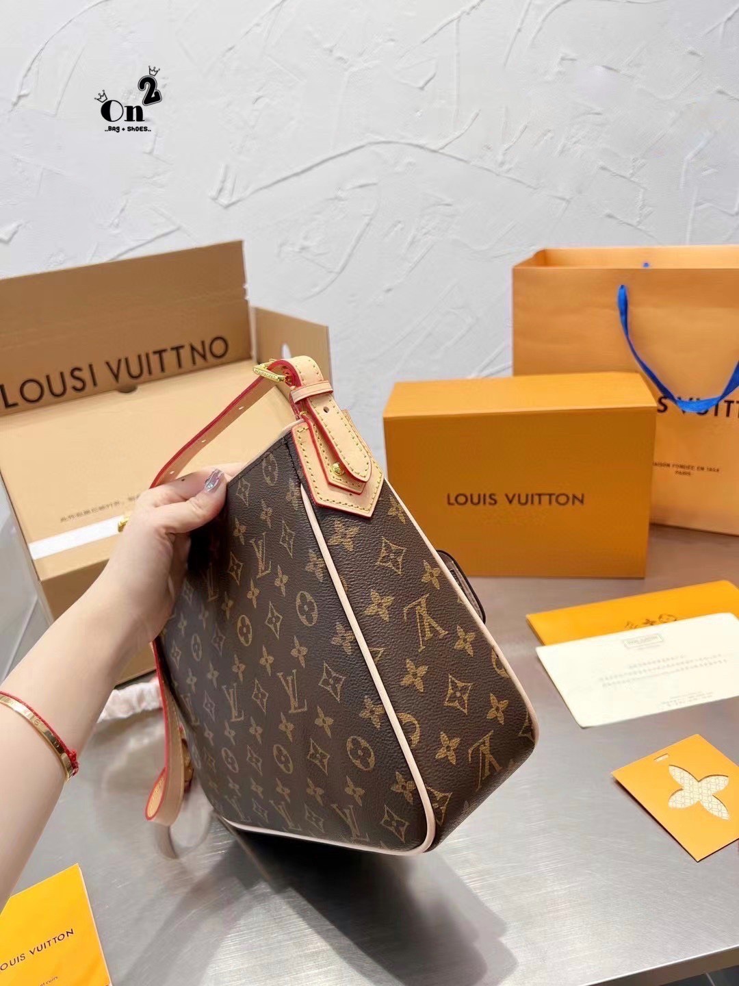 LV Hudson GM Monogram กระเป๋าสะพายสุดเท่ห์ไม่ซ้ำใคร Unisex ขนาดกำลังดี รูปทรงสวย ด้านหน้าโดดเด่นด้วยสกรีนโลโก้แบรนด์ วัสดุแคนวาส ผสมหนังแท้ ด้านในโล่งกว้าง มีช่องแยกย่อยไว้เก็บของสำคัญได้อย่างเป็นสัดส่วน จุของได้เยอะ พร้อมสายสะพาย ปรับระดับได้ตามการใช้งาน