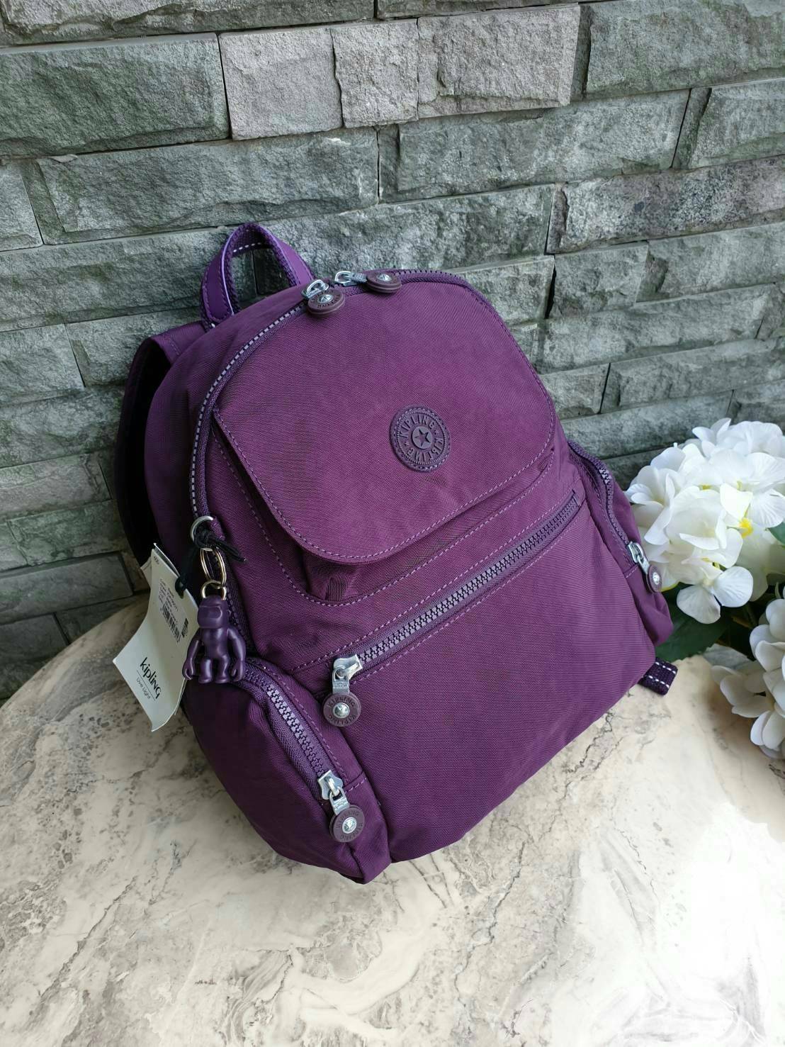 Kipling Matta Small Metallic Backpack รุ่น KI1490 คอลเลคชั่นใหม่ชนช้อป!!กระเป๋าเป้ขนาดกำลังดี วัสดุไนล่อนเคลือบกันน้ำ มีน้ำหนักเบา มีช่องเก็บของหลายช่อง แบ่งเป็นช่องด้านหน้า 2 ช่องและด้านข้างอีก 2 ช่อง ช่องใหญ่ปิดเปิดด้วยซิปคู่ภายในมีช่องซิป ช่องใส่ของจุก