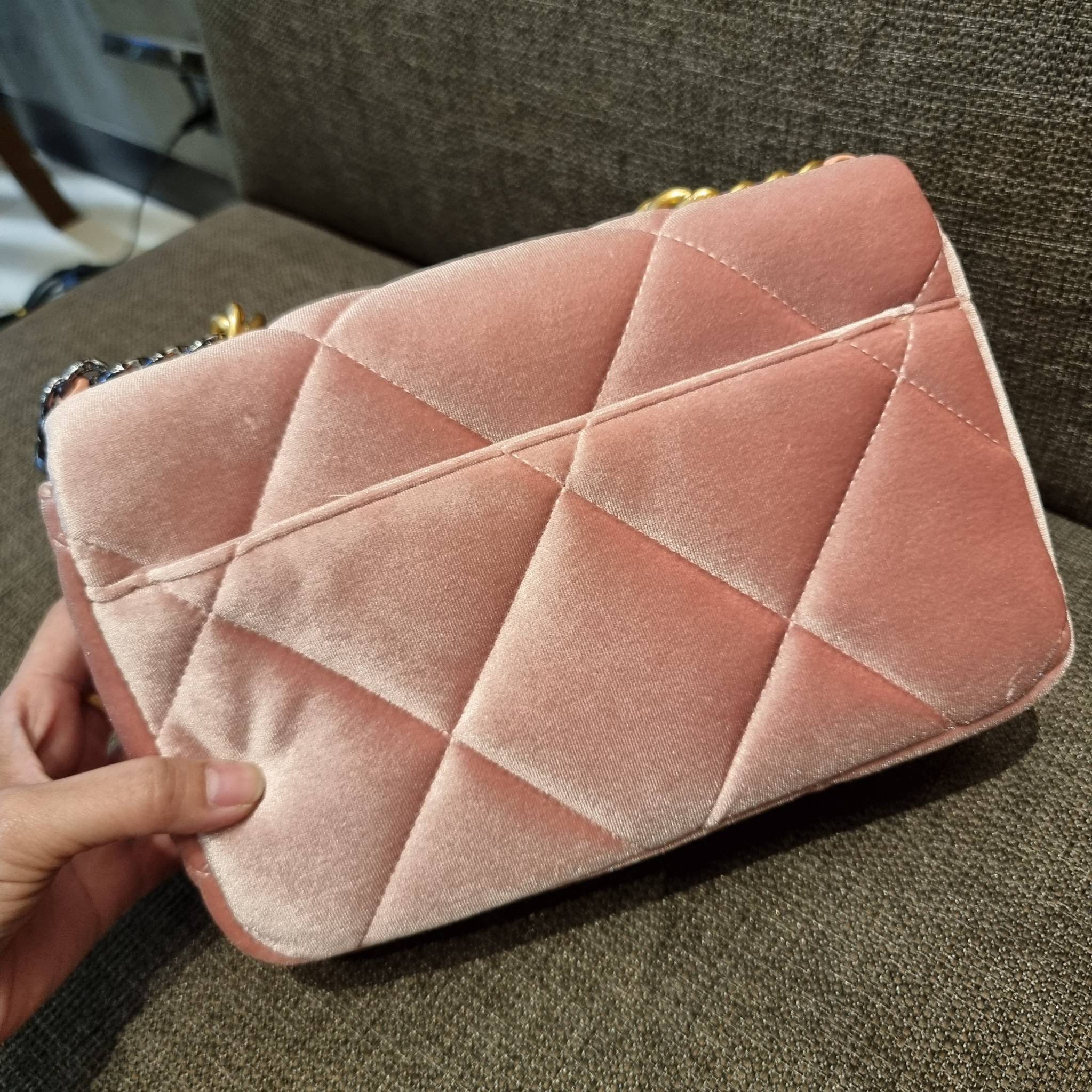 ไม่มองไม่เหลียวไม่ได้แล้ว!! ความหรูที่โดดเด่นจากผ้ากำมะหยี่ สร้างดีเทลผู้ดี ลูกคุณมากๆ Chanel vip boutique กระเป๋าสะพายจาก duty free ในราคาสุดประหยัด!! ดีไซน์เลิศ ตกแต่งด้วยโซ่ทูโทน ลงตัวแบบไม่มีที่ติ เปิด-ปิดด้วยตัวบิดล็อค ภายในโล่งกว้าง ใส่กระเป๋าสตางค์