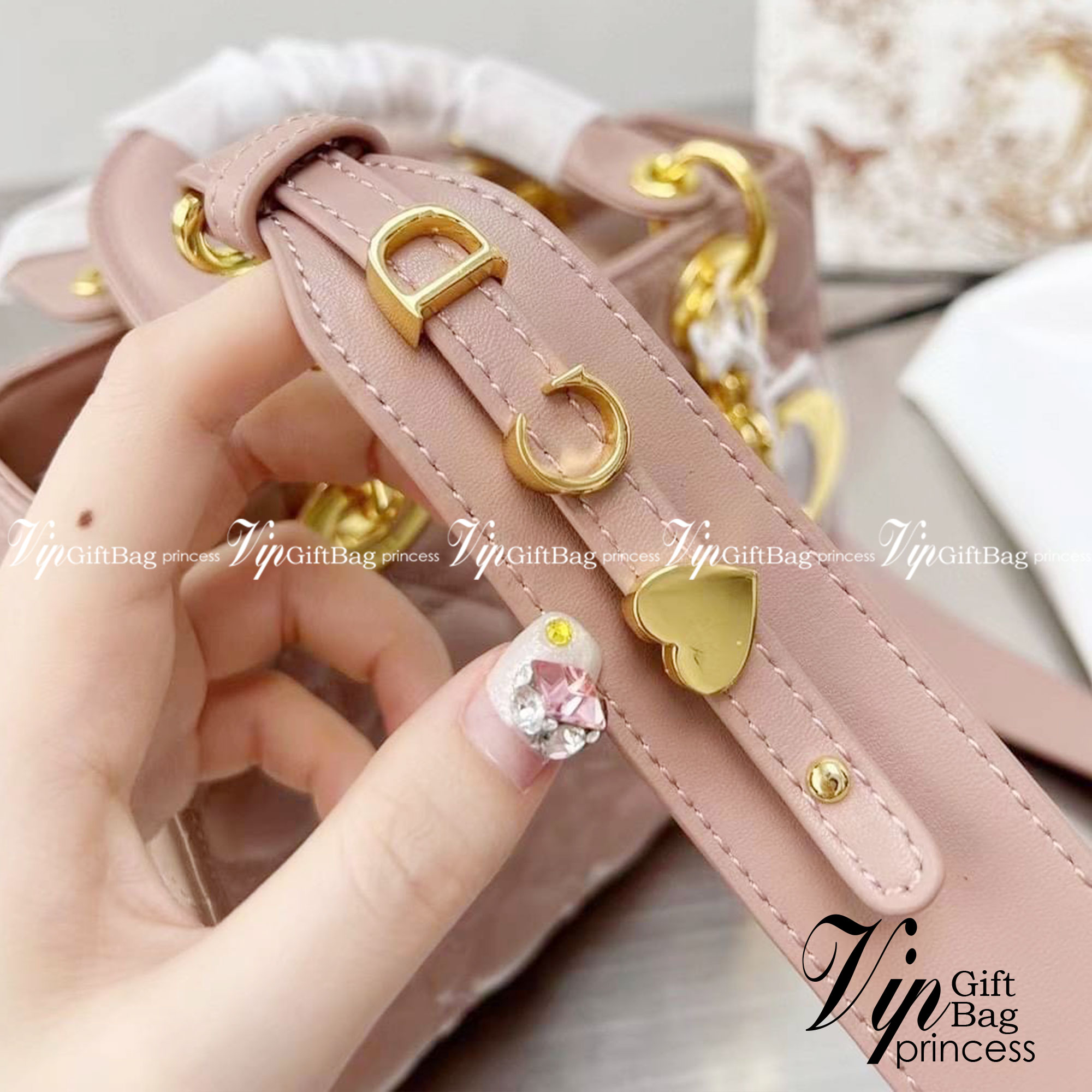 DIOR Lady / Small Lady Dior Bag Cannage Lambskin กระเป๋าสุดไอคอนิก รูปทรงสีเหลียม ขนาดกระทัดรัด ตั้งอยู่ทรง ฐานกระเป๋าแข็งแรง มีหมุดรองฐาน ดีไซน์เอกลักษณ์เฉพาะตัว ด้านหน้าตกแต่งด้วยตัวอักษร D.I.R ห้อยเป็นพวงกุญแจ จะถือหรือสะพายไหล่ก็ดูดีมากๆ ค่ะ