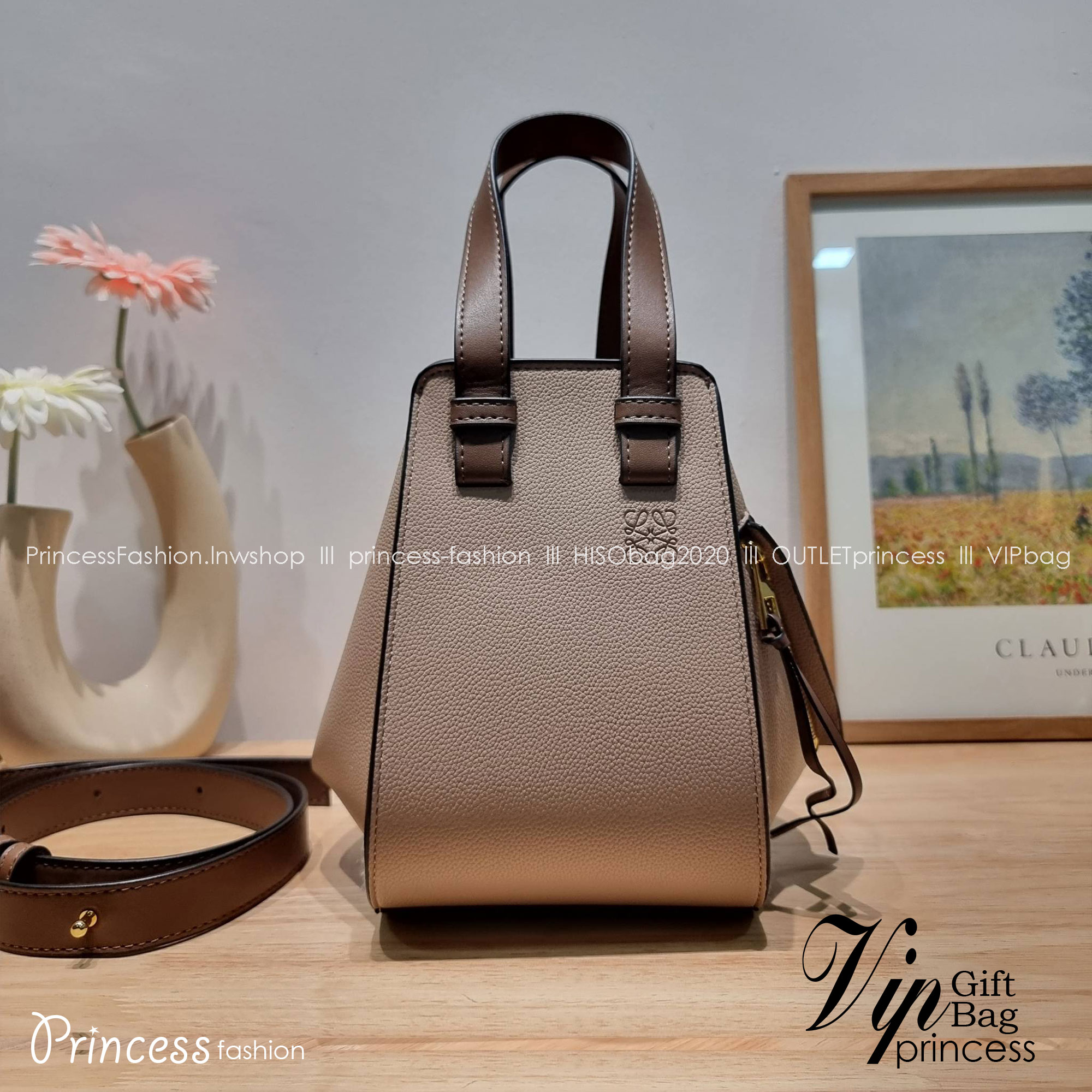 LOEWE SMALL HAMMOCK IN SAND GRAINED LEATHER คอลสุดฮิต ไอเท็มยอดนิยม ที่ใครๆก็ใช้กัน!! กระเป๋าสะพายดีไซน์สุดแซ่บ ที่สามารถปรับเปลี่ยนรูปทรงได้หลากหลาย