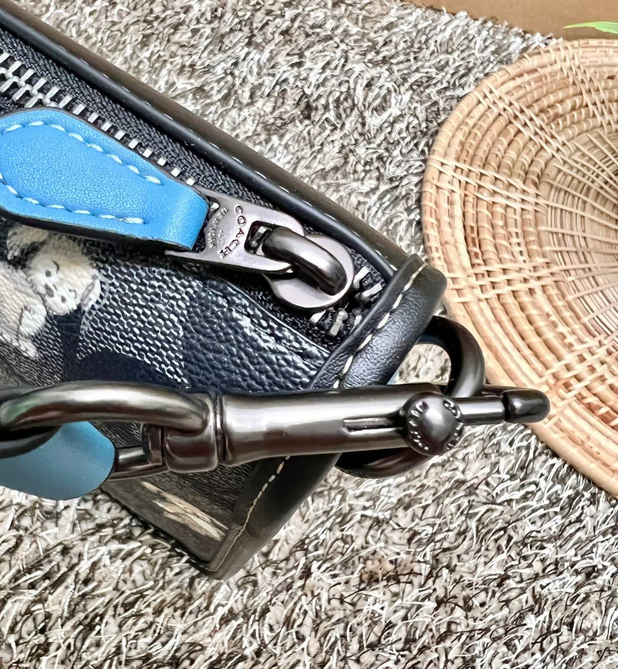 Coach Heritage Convertible Crossbody In Signature Canvas With Creature Print ((cc131)) 🐶 น่ารักขนาดนี้ ห้ามใจไม่ไหวเลยจ้า พร้อมส่ง! ยังไม่เข้าไทย ใหม่ก่อนใครค่ะ! หญิงก็ได้ชายก็ดี สำหรับรุ่นนี้ หนังแท้นิ่ม((หนังไม่แข็งทื่อๆ)) 🌟ทั้งใบปริ้นลา