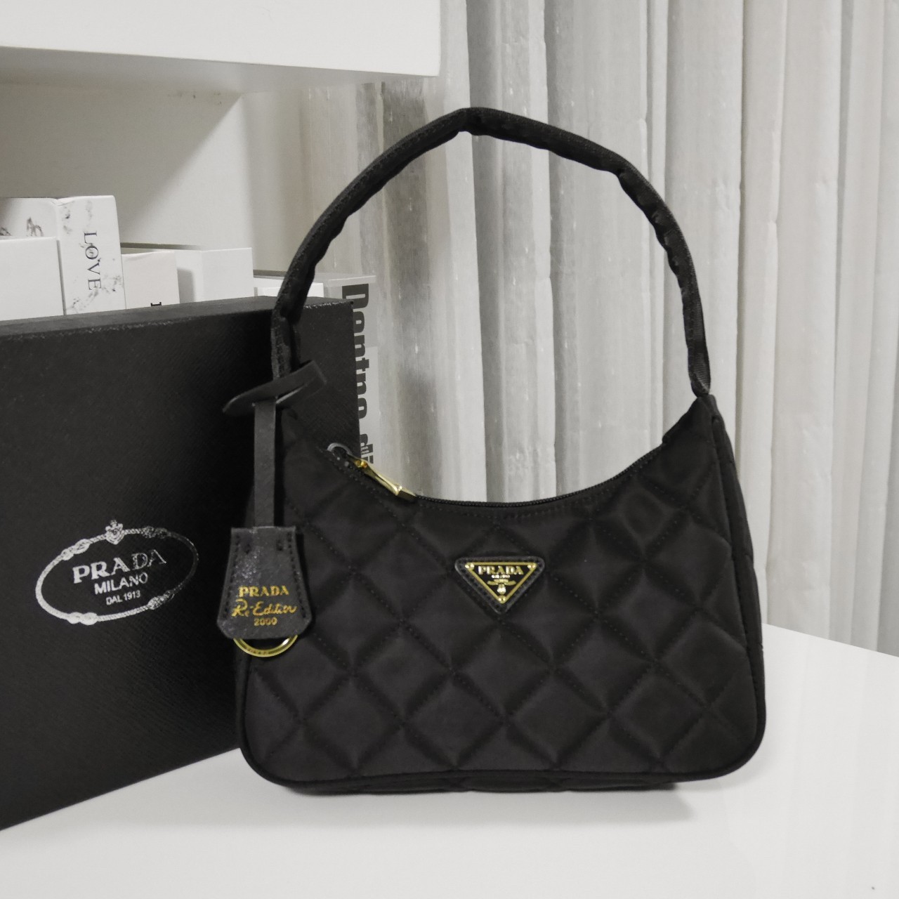 PRADA HOBO triangle motif padded bag รุ่นใหม่ล่าสุด!! PRADA NYLON HANDBAGS ขนาดกะทัดรัด อะไหล่ทอง วัสดุทำจากผ้าNylon ลายตาราง อย่างหนา อยู่ทรง กันน้ำได้ หายห่วงคะ