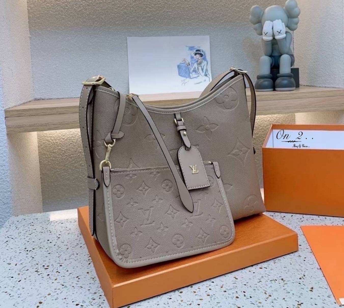 LV CARRYALL PM Monogram Empreinte รุ่นลิมิเต็ดสีเรียบหรู ที่สาวๆตามหา กระเป๋าสะพายไหล่ทรงสวย ดีไซน์เรียบง่ายคลาสสิค หรู ดูผู้ดี รูปทรงใช้งานง่าย มาพร้อมใบลูก ไว้เก็บของจุกจิก วัสดุหนังแคนวาส พร้อมเสิร์ฟให้ในราคาน่ารักๆ ของมันต้องมีแบบนี้ ก็ต้องตำได้แล้วน้