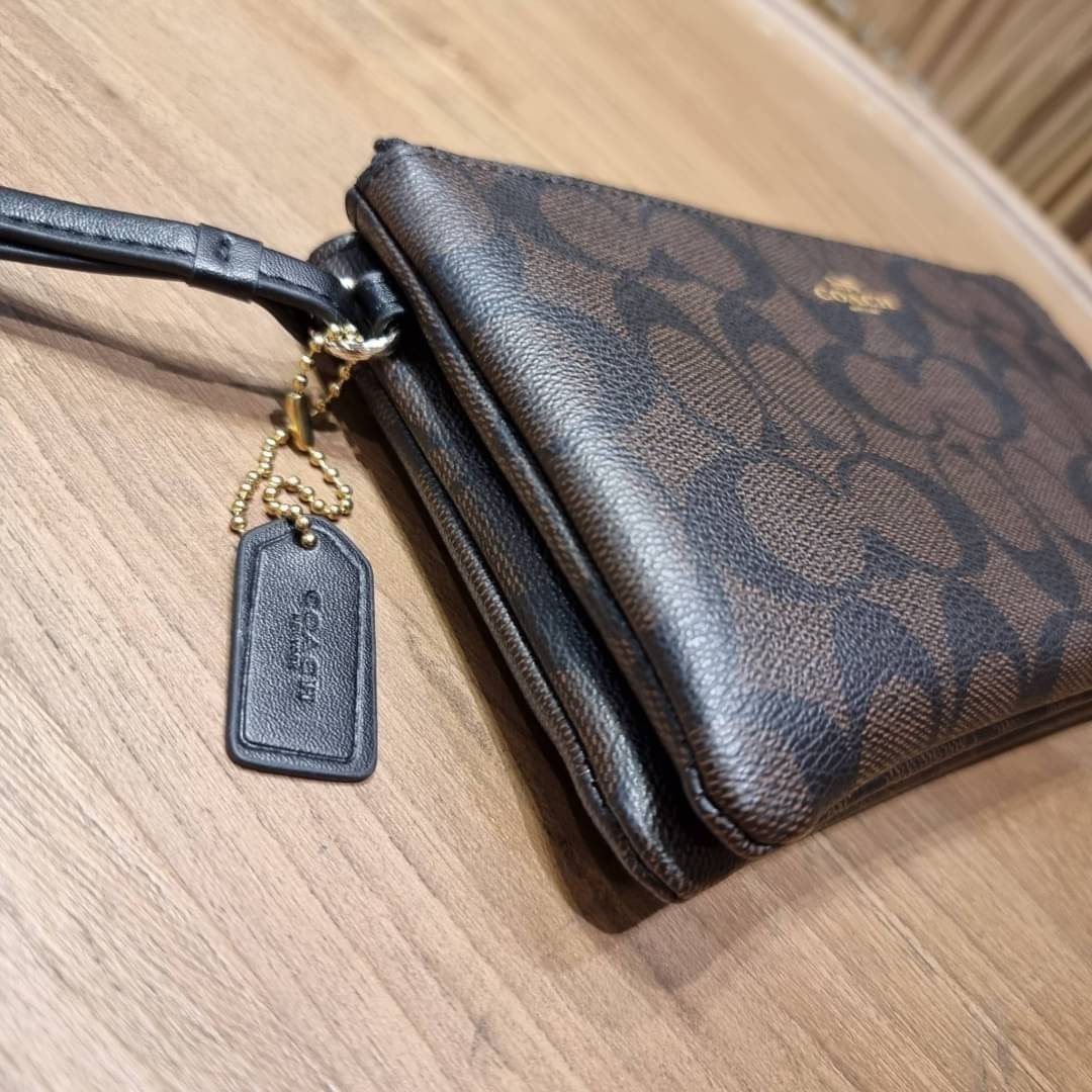 COACH F54057 DOUBLE ZIP WALLET IN SIGNATURE กระเป๋าคล้องมือ size L ใบนี้ใส่มือถือได้ทุกรุ่น ขนาดกำลังดี พกพาสะดวกมากๆ วัสดุหนังสังเคราะห์ ภายในเป็นผ้าสีสวยคม ใส่ธนบัตร ใส่บัตรได้เยอะ ใส่มือถือได้สบายๆทุกรุ่น ตอบโจทย์สาวๆที่ไม่ชอบพกเยอะวุ่นวายจ้า ใบนี้เอาอ