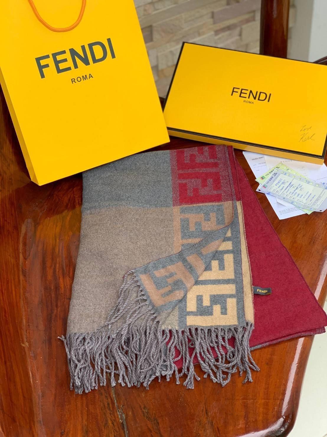 Fendi Scarves For Women’s Accessories Scarf แบรนด์แฟชั่นชั้นนำจากอิตาลี ส่งมอบความรู้สึกดีๆให้กับคนที่คุณรัก ในรูปแบบผ้าพันคอและผ้าคลุมไหล่ผืนใหญ่เพิ่มความอบอุ่น ถักทอด้วยผ้าcashmere เนื้อผ้านิ่ม สัมผัสนุ่มมือ ทอลายในตัว สีและลายคมชัด เหมาะสำหรับเป็นของฝา