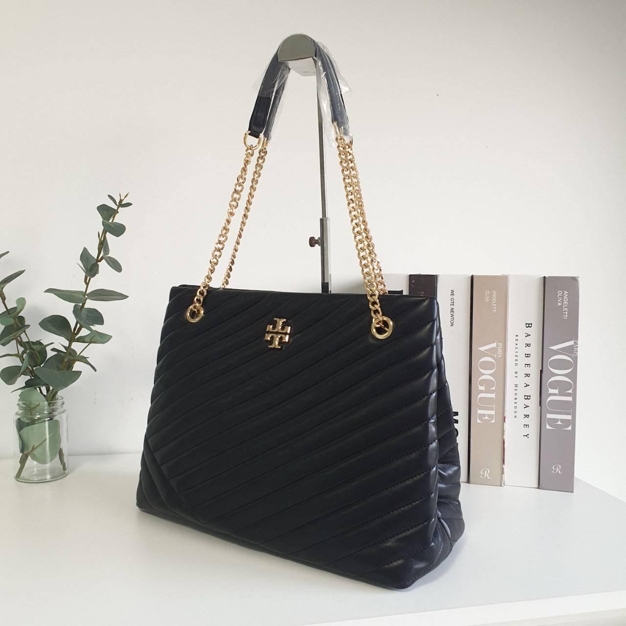 Tory Burch Kira chevron tote bag กระเป๋าทรง Tote สุดหรู ใบใหญ่ จุของได้เพียบ! วัสดุหนังแท้(Geniune Leather) หนังนิ่ม นุ่มมือมากกก มาพร้อมสายสะพายไหล่ต่อโซ่สลับหนัง อะไหล่ทองทั้งใบ ด้านข้างมีกระเป๋าเพิ่มทรงได้ ด้านในเปิดปิดด้วยกระดุมแม่เหล็ก มีช่องแบ่งใส่ข