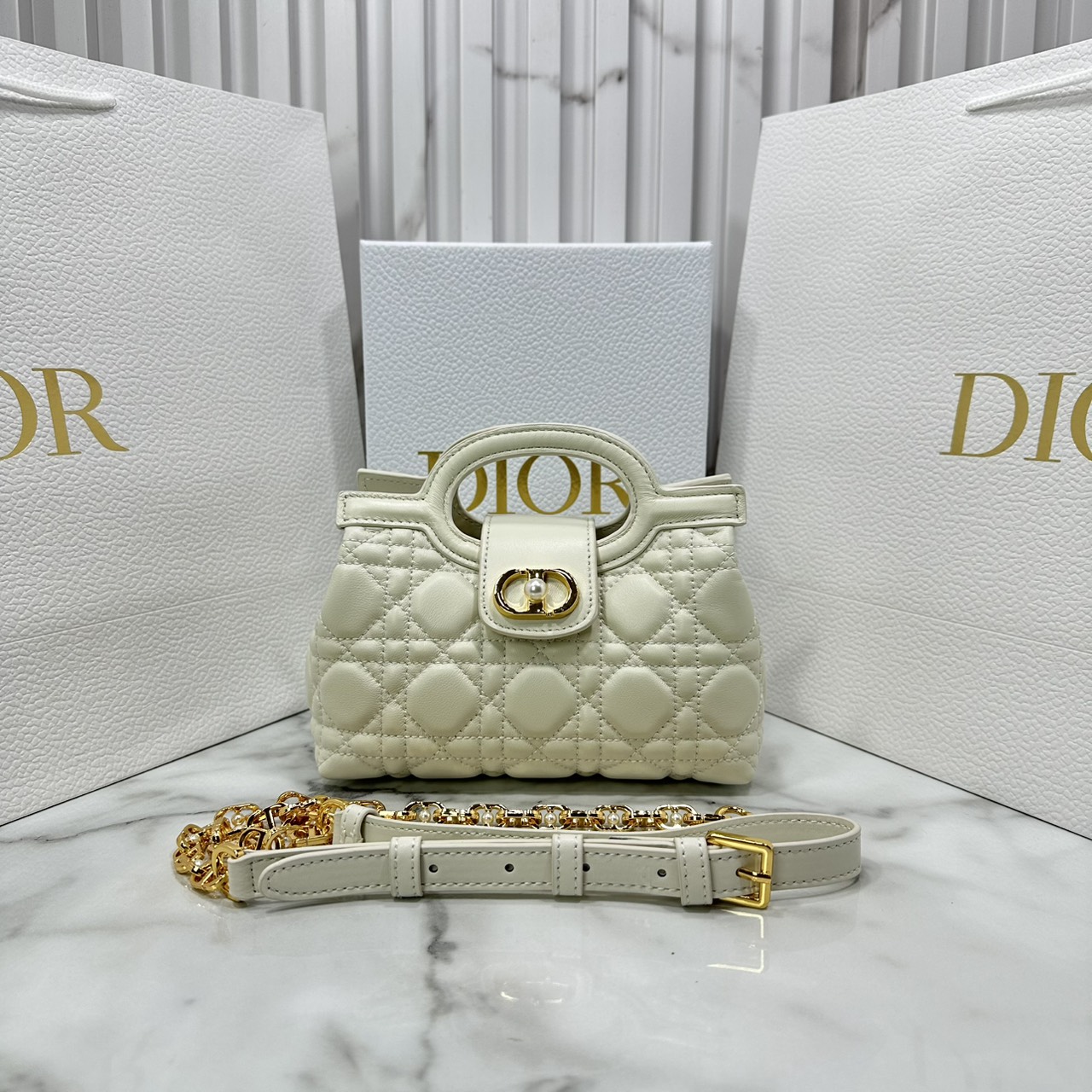 ORI หนังแท้ | Dior Jolie Top Handle Mini Bag กระเป๋าสะพายโจลี่ไซส์มินิหูจับในตัว ดีไซน์หรูหรา โดดเด่นด้วยฝาพับโลหะสีทอง ประดับมุกเรซินสีขาว มาพร้อมสายโซ่มีหนังรองบ่า สะพายไหล่หรือสะพายข้างได้ ทั้งกลางวันและกลางคืน