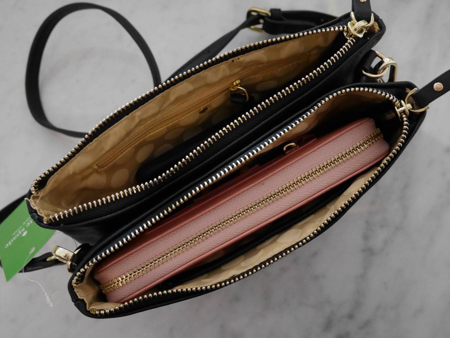 New in! Kate Spade 2 zips crossbody bagกระเป๋าสะพายครอสบอดี้ **ทรงน่ารัก เปิดปิดกระเป๋าด้วยซิป2ช่อง ด้านในมีช่องซิป อีกด้านมีช่องใส่ของ หนังนื่ม นุ่มมือ สายสะพายเลื่อนปรับระดับได้ สามารถใส่ กปต.ยาว (บางรุ่น) ได้พอดีน้าา บอกเลยว่า เริ่ดมากจริงๆ คุ้มค่าราคา