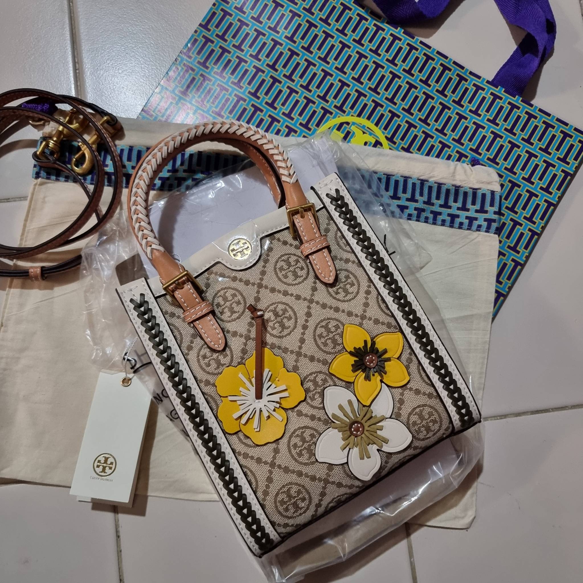 TORY BURCH T MONOGRAM BRAIDED MINI TOTE คอลเลคชั่นใหม่ พร้อมเสิร์ฟความสวยให้ถึงบ้าน!! รอบนี้จัดกระเป๋าทรงโท้ท ไซส์มินิมาให้สาวๆโดยเฉพาะ ดีไซน์ใหม่ล่าสุด สไตล์งานคราฟ มีลูกเล่นประดับดอกไม้กับตัวกระเป๋า วัสดุผ้า jacquard ตัดสลับหนังแท้ หูจับและขอบกระเป๋าตกแ