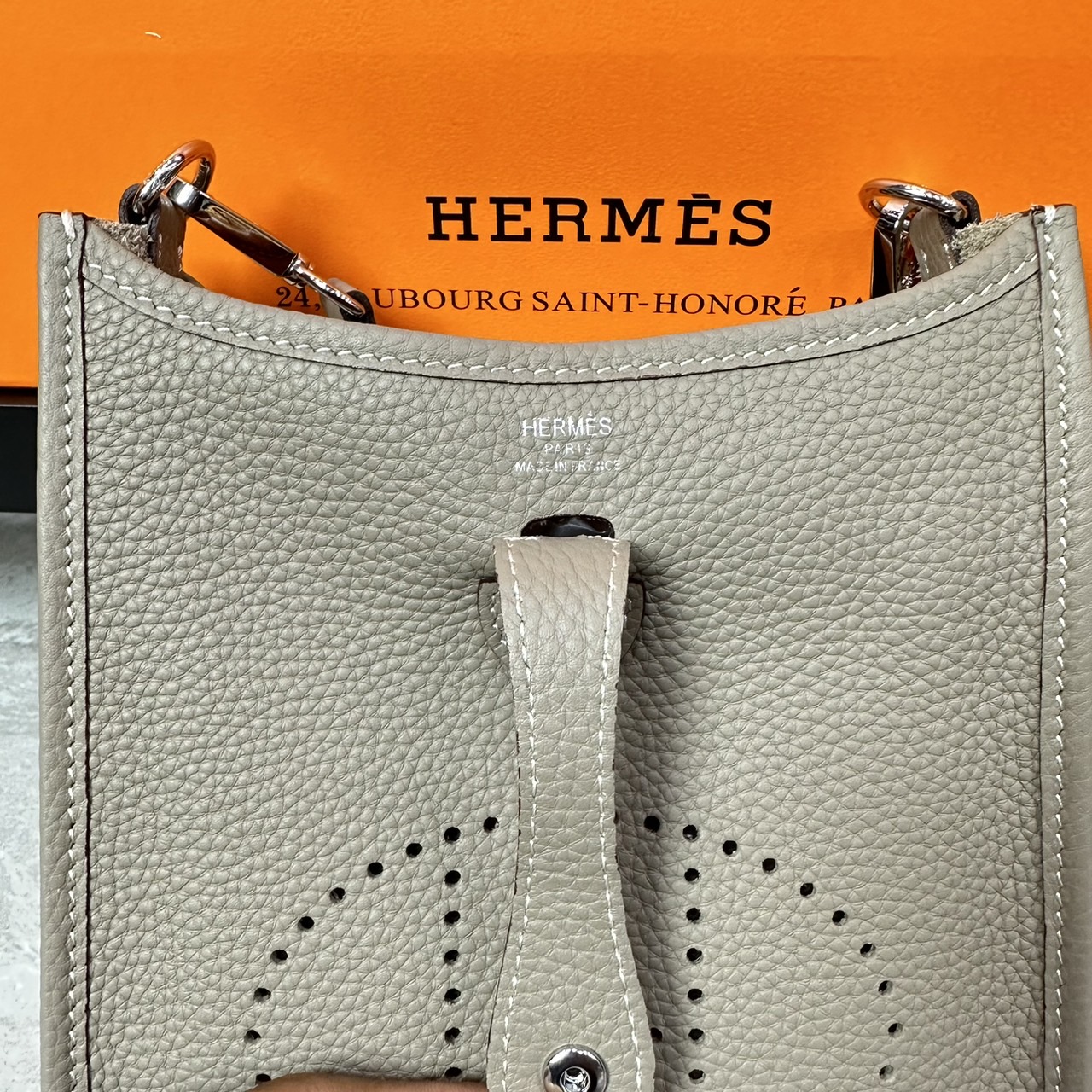 HERMES Evelyne TPM Bag The Perfect Mini Crossbody Bag 17cm กระเป๋าทรงโท้ทแบรนด์หรู เอกลักษณ์ของความสง่างาม เกรดออริ สลับแท้ 1:1 ใช้งานต่างประเทศได้