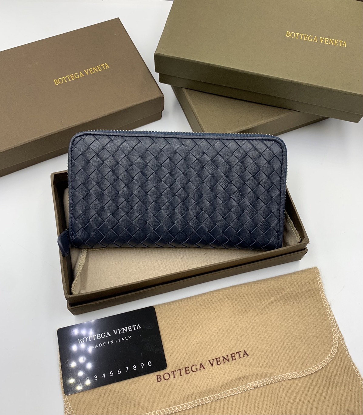 หนังแท้ BOTTEGA VENETA LONG WALLET ZIP AROUND / BV Wallet / BV Long Wallet พร้อมส่งที่ไทย กระเป๋าสตางค์ใบยาวซิปรอบ งานหนังแท้ทั้งใบ รุ่นตามหา เป็นรุ่นยอดนิยม ใช้ได้ทั้งหญิงชาย คลาสสิกหยิบมาใช้งานได้บ่อยที่สุด ใช้ทนทานได้นานภาพสินค้าถ่ายจากงานขายจริง ใช้งา