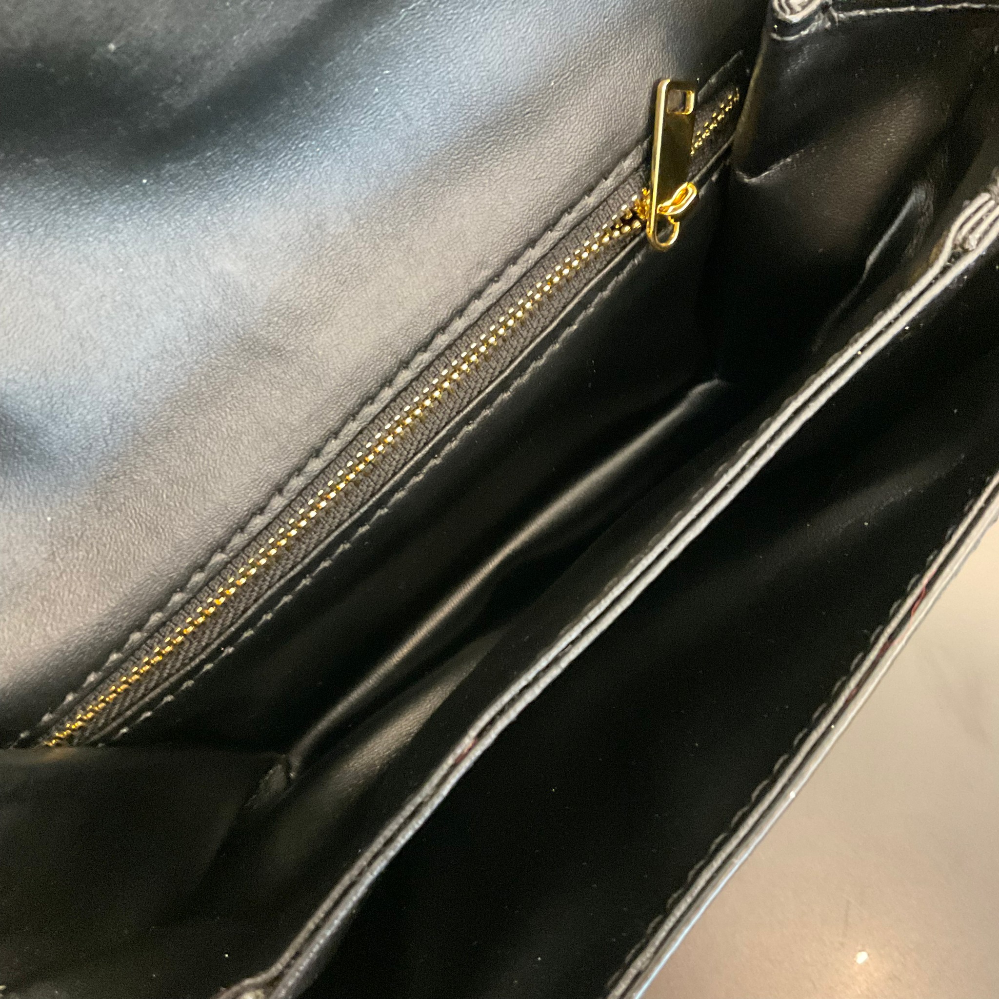 Celine Medium Tabou in smooth พร้อมส่งที่ไทยอีกครั้ง! CELINE SHOULDER BAG VIP หนังเรียบสวยหรู ปรับดับพวงกุญแจสีทองด้านหน้า ด้านในเปิดด้วยด้วยกระดุม แบ่งช่องใส่ของออกเป็นสัดส่วน