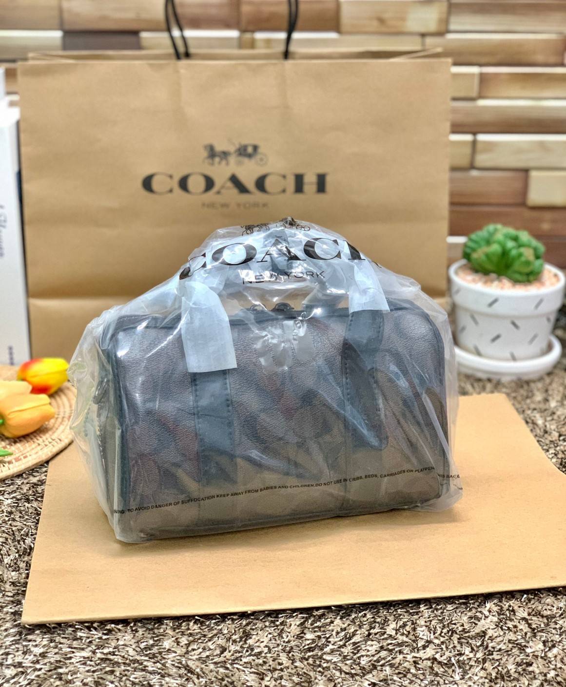 COACH GOTHAM DUFFLE 24 IN SIGNATURE CANVAS CA186 พร้อมส่ง กระเป๋าทรงหมอนรุ่นใหม่บ่าสุดปี 2022 รุ่นนี้สามารถใช้ได้ทั้งชาย//หญิง หนังแท้อย่างดี นิ่มทรงสวย มากๆค่ะ เปิด-ปิดกระเป๋าแบบซิปคู่ด้านบนมีกระดุมรวบหูหิ้วให้ด้วยนะคะ ภายในกระเป๋าสามารถใส่สัมภาระที่จำเป