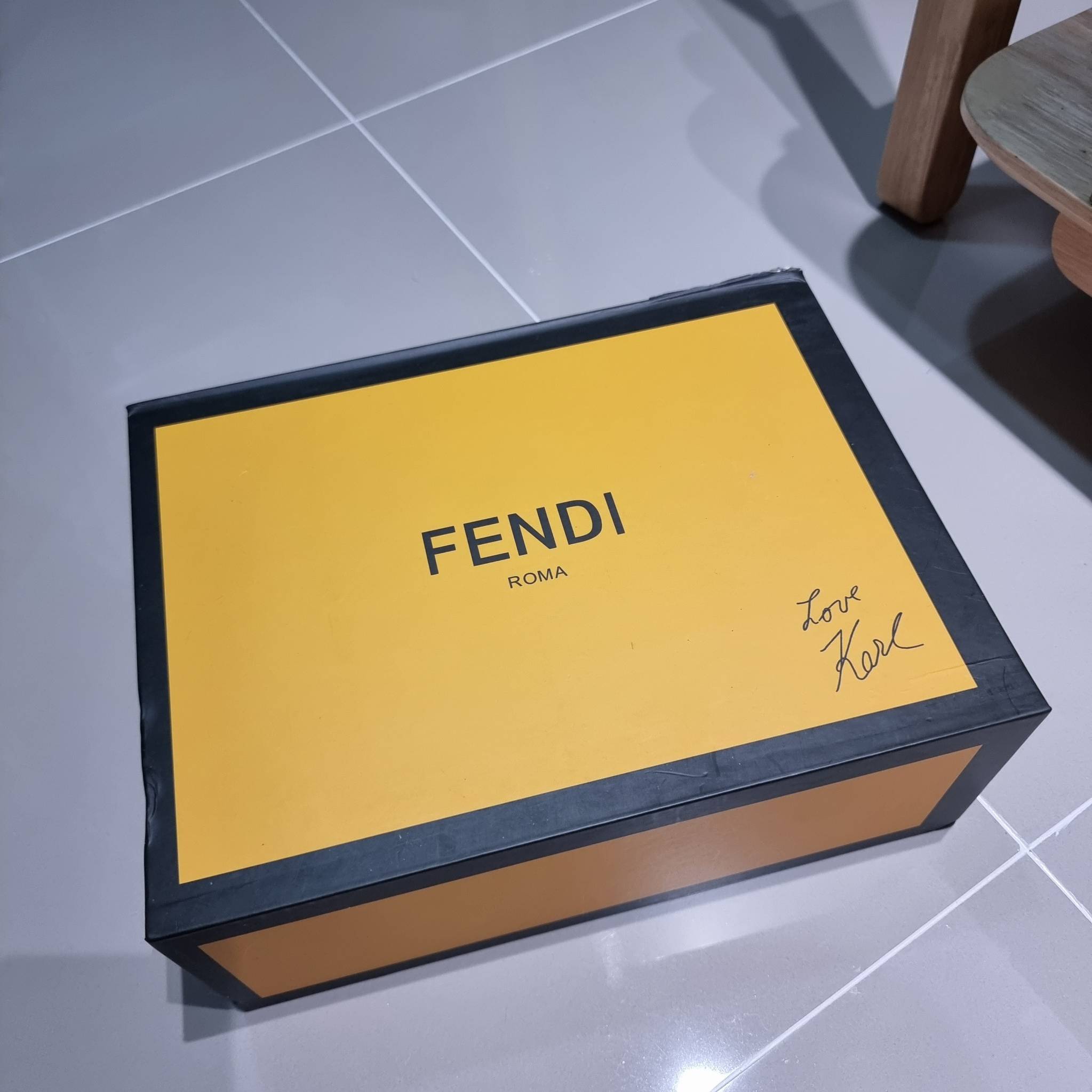 FENDI MINI BUCKET BAG / Fendi Mon Tresor Mini Brown Bag กระเป๋าสะพายทรงขนมจีบยอดฮิต ไซส์มินิ ที่น่ารักน่าใช้มาก ดีไซน์สวยอยู่ทรง วัสดุผ้าแคนวาสสลับหนังแท้ ดีเทลห่วงคล้องอะไหล่สวยหรู มาพร้อมสายสั้นคบ้องแขน และสายครอสบอดี้สำหรับสะพายข้าง สลับใช้ได้ไม่จำเจ ภ