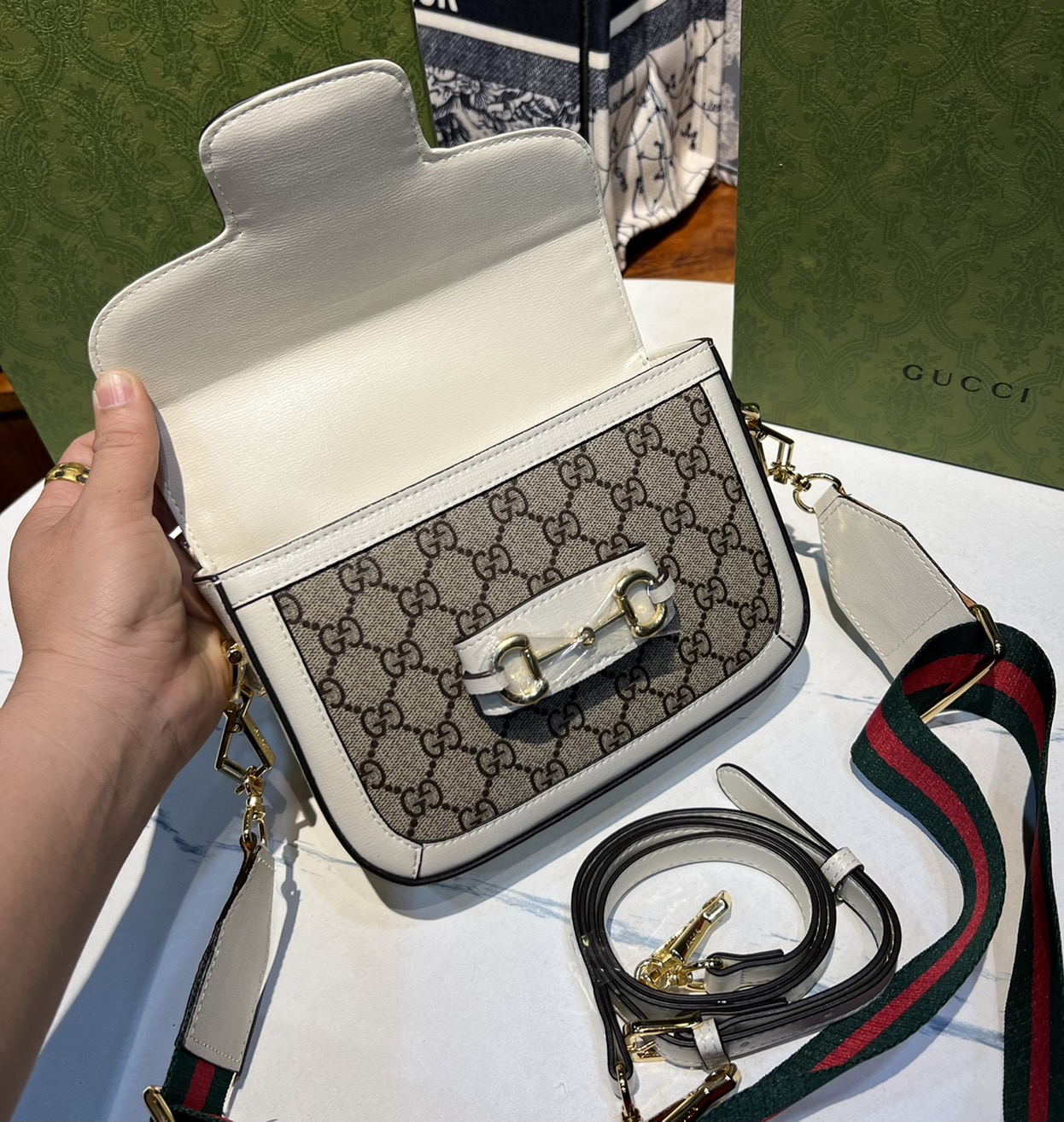 หนังแท้ GUCCI Horsebit 1955 mini bag GG Supreme canvas ที่สุดของรุ่นที่ฮอตหนักมาก คอลเลคชั่นที่ยอดขายดีตั้งแต่วันแรกที่ลง shop ด้วยรูปทรงที่กะทัดรัด ตอบโจทย์ได้ทุกลุค ทุกไลฟ์สไตล์ ใช้งานได้ง่ายคล่องตัว เรียกได้ว่าใครไม่มีได้ยังไง สวยขนาดนี้!!