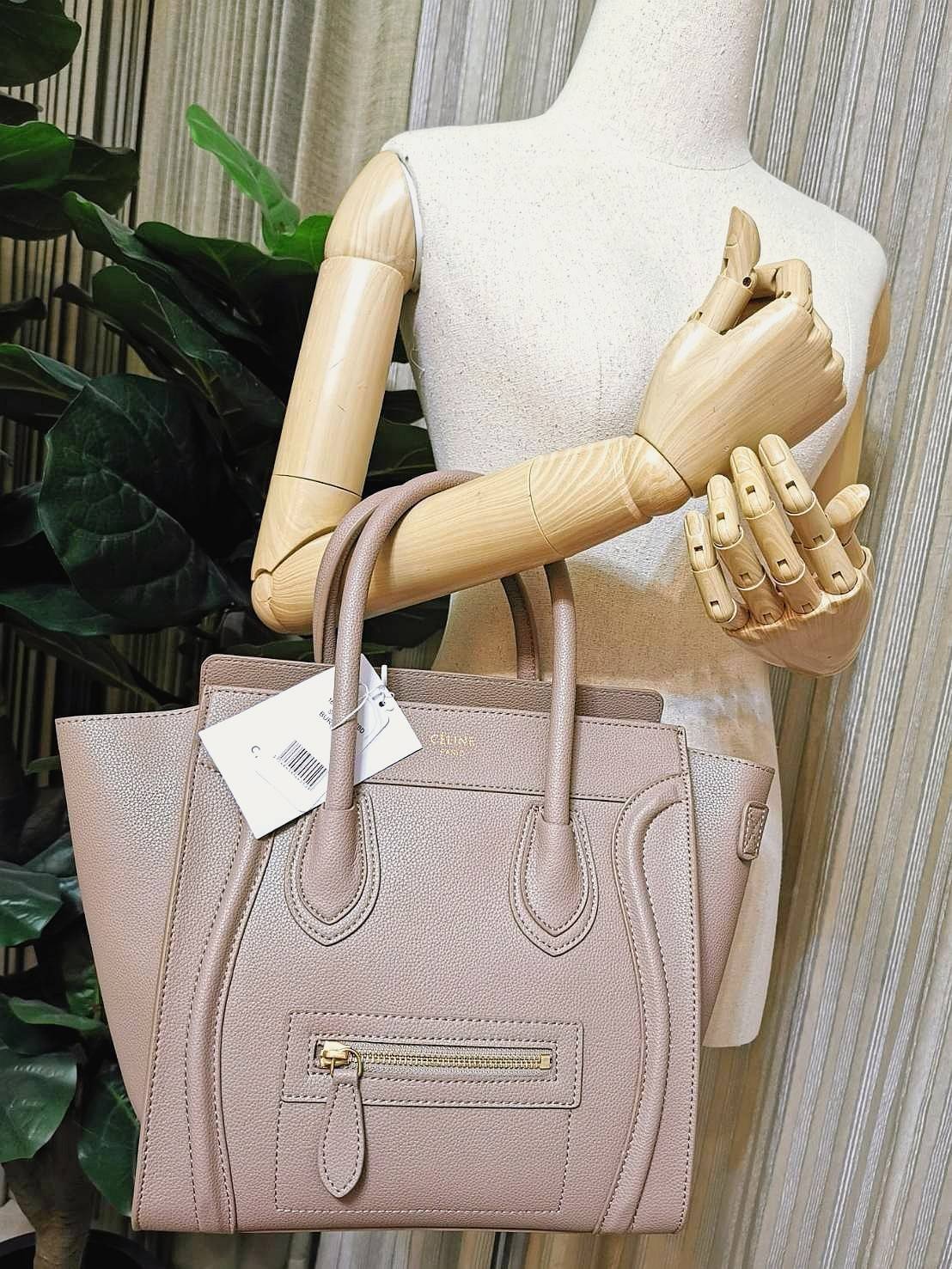 CELINE HANDLE BAG VIP GIFT WITH PURCHASE (GWP) พรีเมี่ยมกิ๊ฟรุ่นใหม่ Limited Edition จาก CELINE HAUTE PARFUME DUTYFREE COUNTER หนังแท้ Calf Skin Leather มาในดีไซน์สุดหรูยอดนิยมหนังนิ่มหอมขึ้นเทคเจอร์สวยอยู่ทรง เปิดปิดด้วยซิปสะดวกใช้ ด้านหน้ามีโลโก้แบรนด์ 